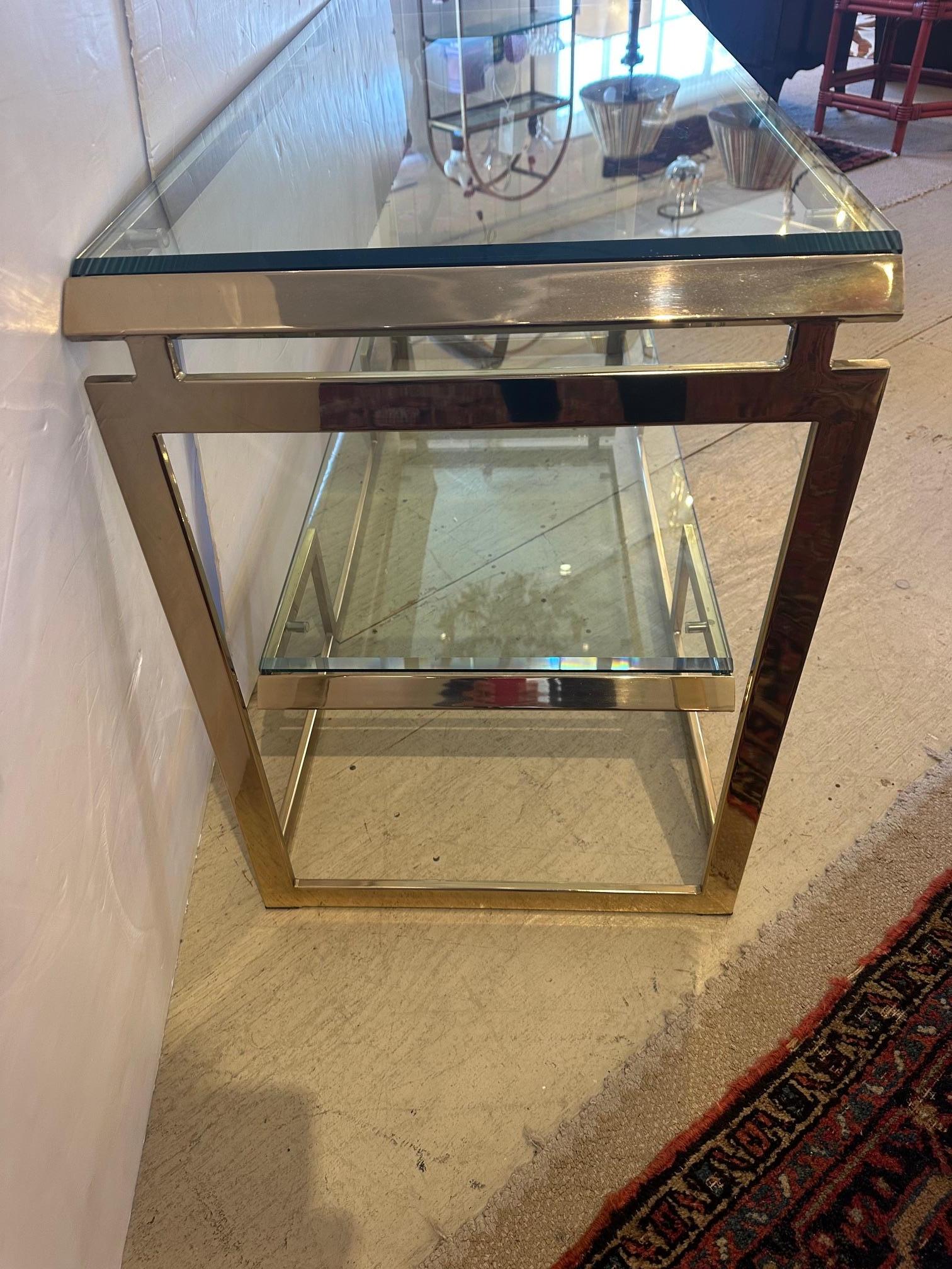 Bellissimo tavolo da console a due piani in ottone e vetro molato in vendita 3