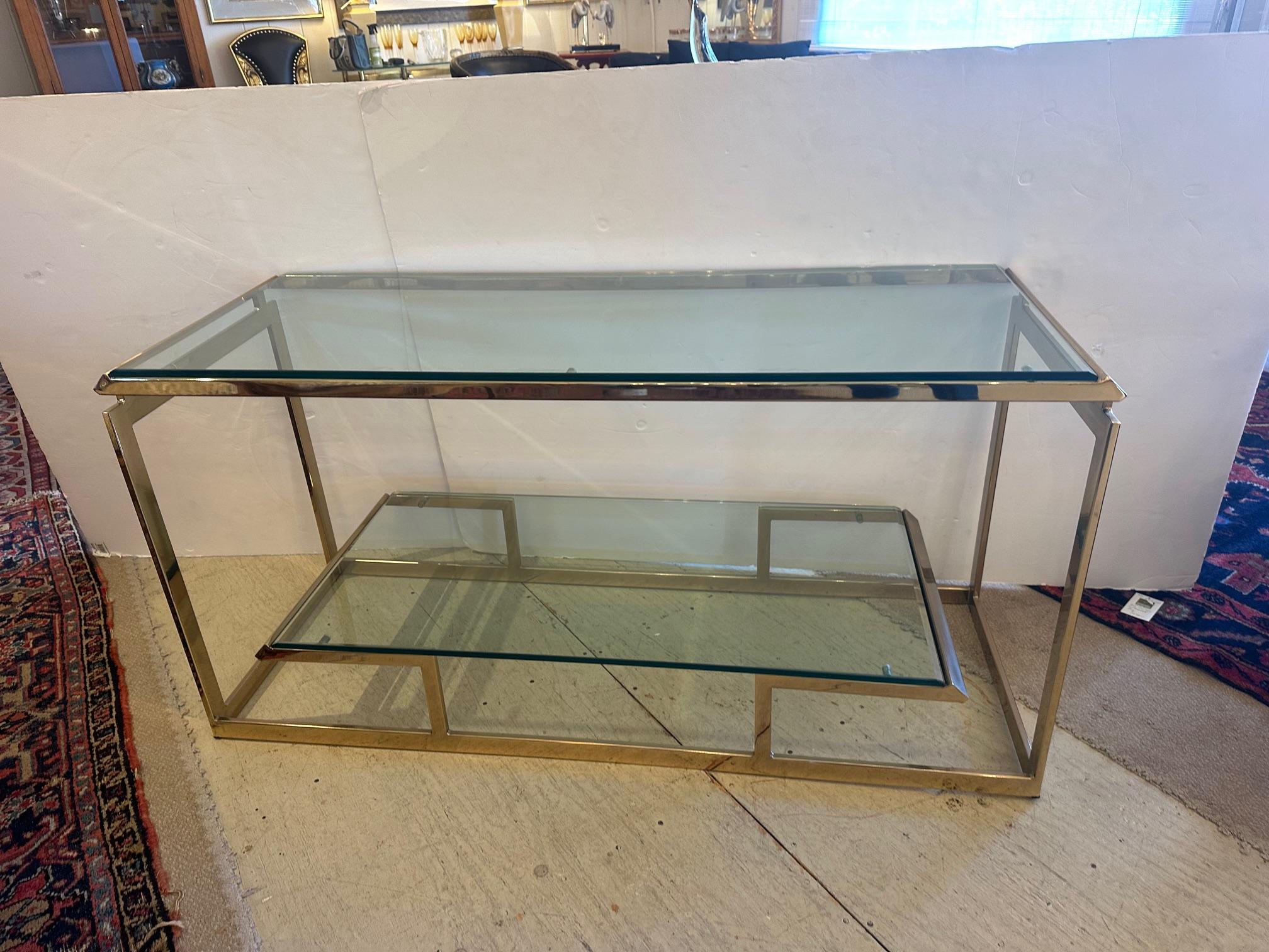 Bellissimo tavolo da console a due piani in ottone e vetro molato in vendita 4