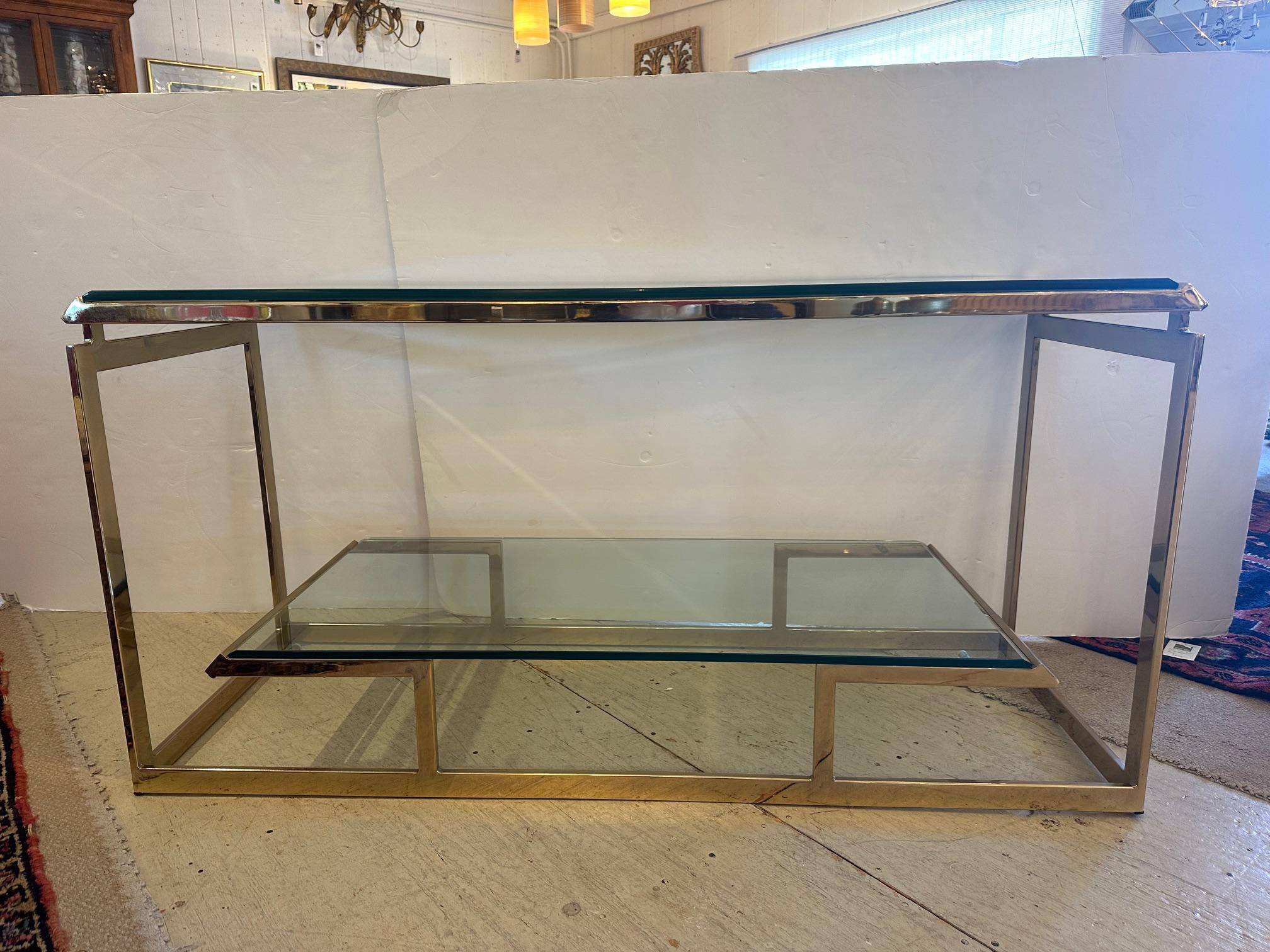 Consolle a due livelli in ottone e vetro smussato di grande fascino, con il piano inferiore in vetro fluttuante.


Dabagian
