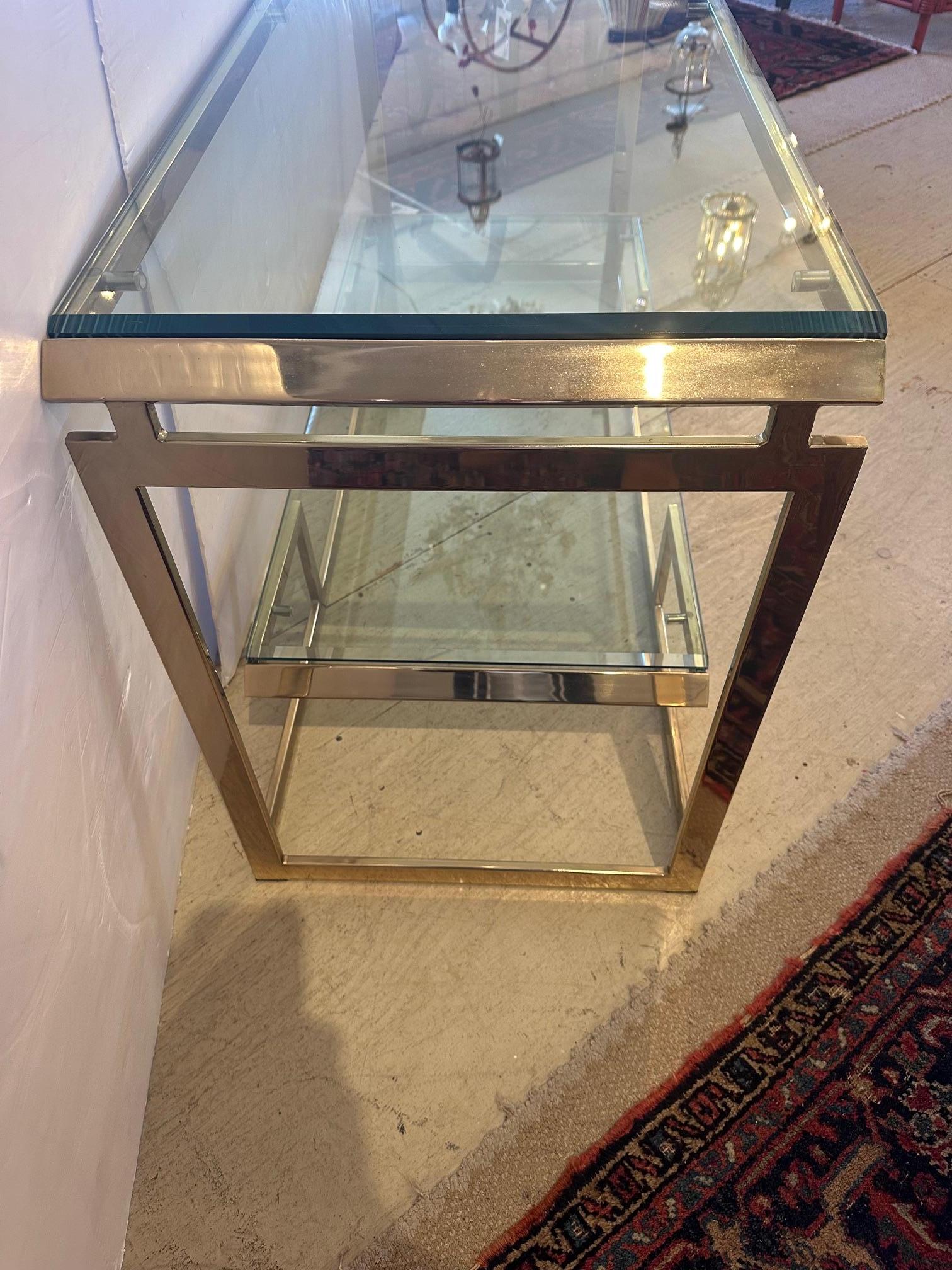 Moderno Bellissimo tavolo da console a due piani in ottone e vetro molato in vendita