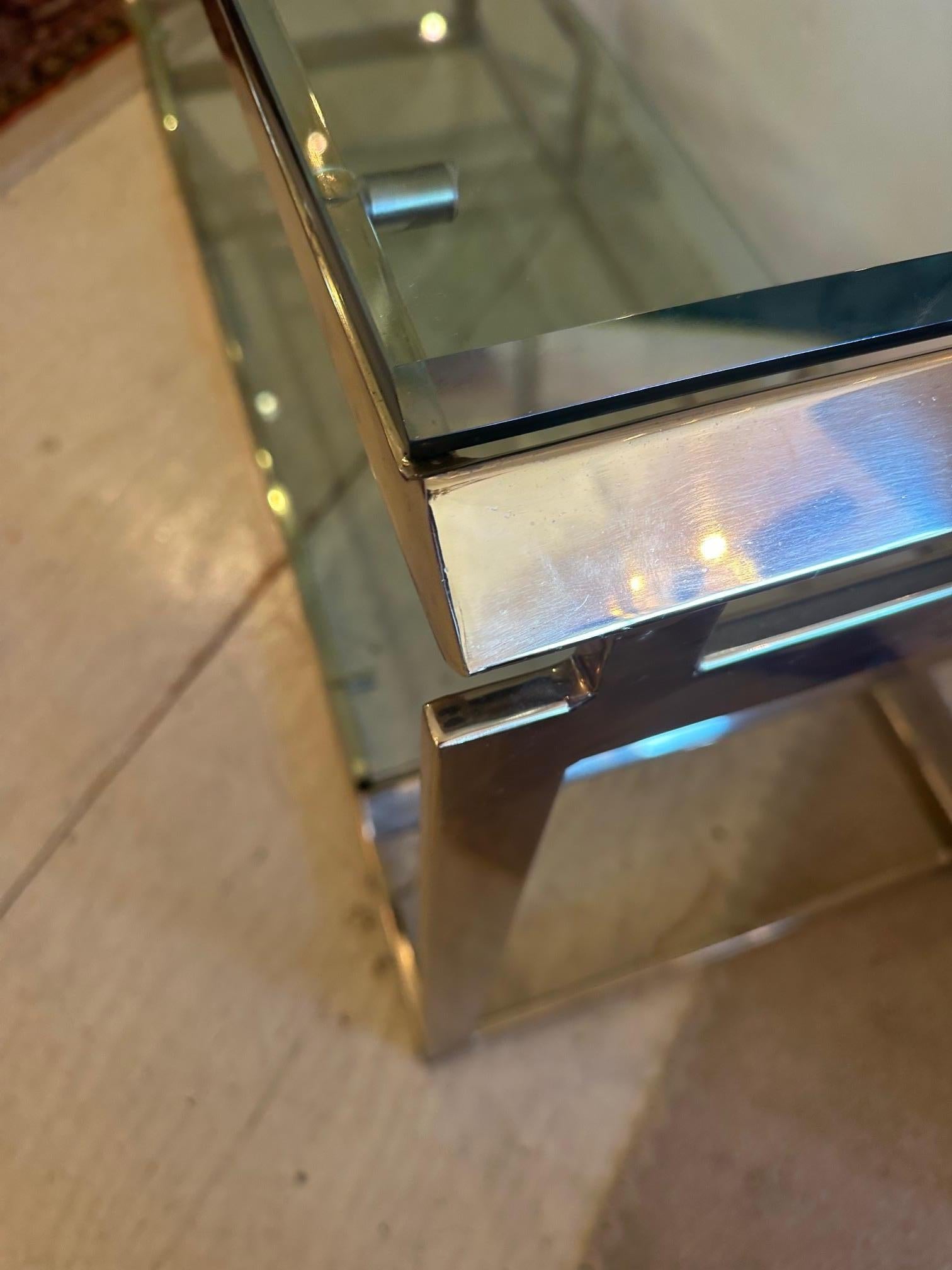 Americano Bellissimo tavolo da console a due piani in ottone e vetro molato in vendita