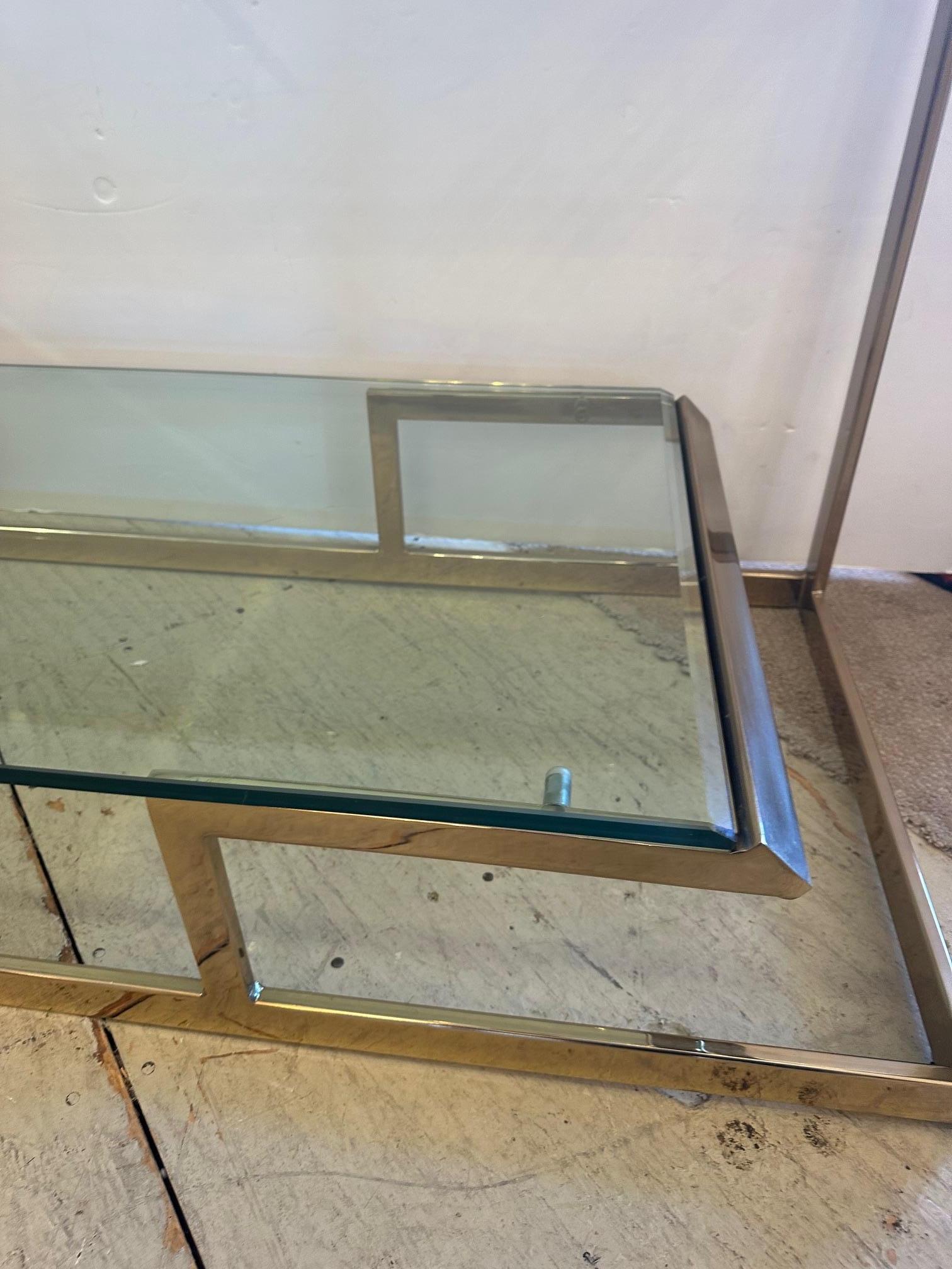 Bellissimo tavolo da console a due piani in ottone e vetro molato In condizioni buone in vendita a Hopewell, NJ
