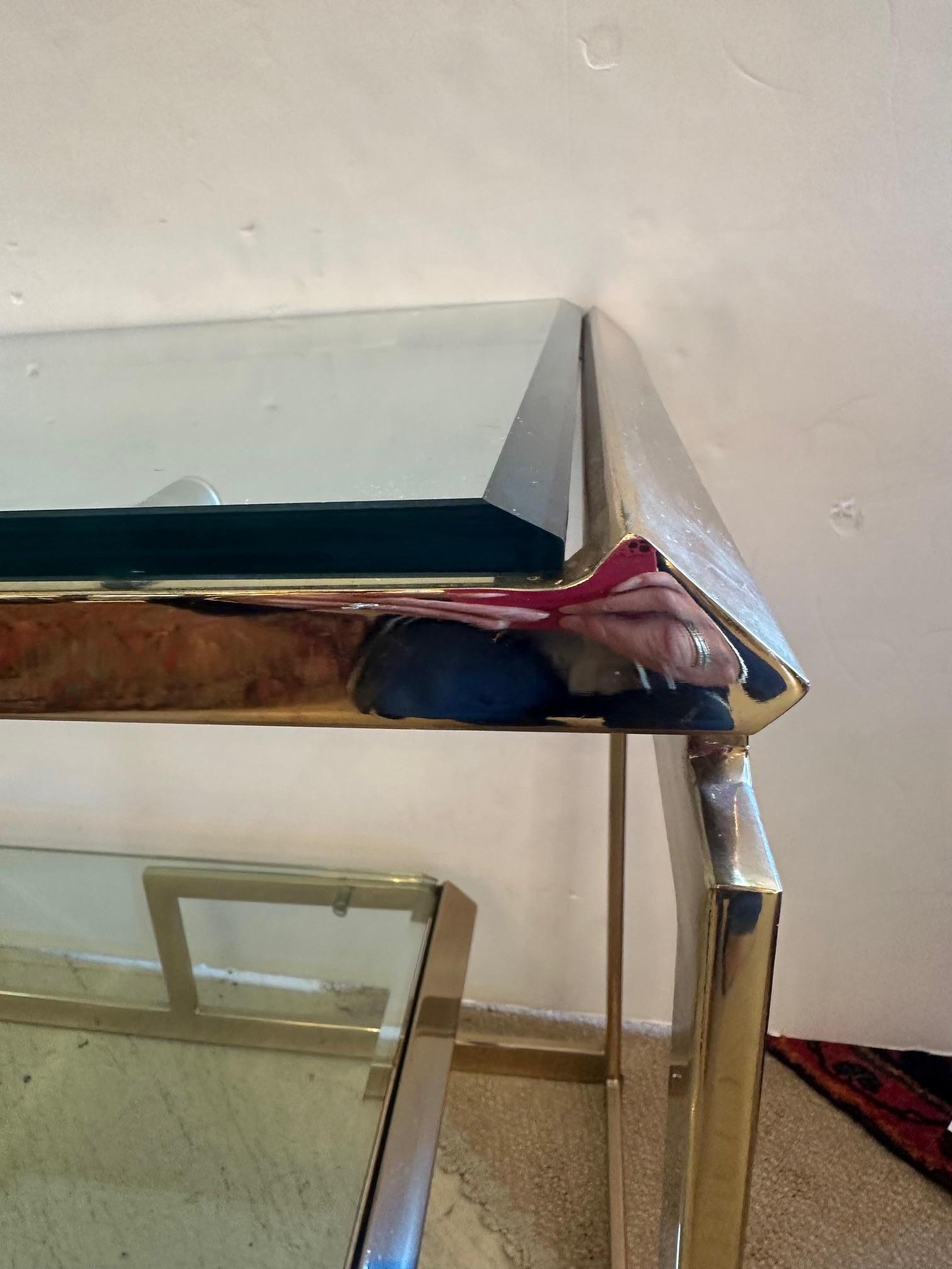 XXI secolo e contemporaneo Bellissimo tavolo da console a due piani in ottone e vetro molato in vendita