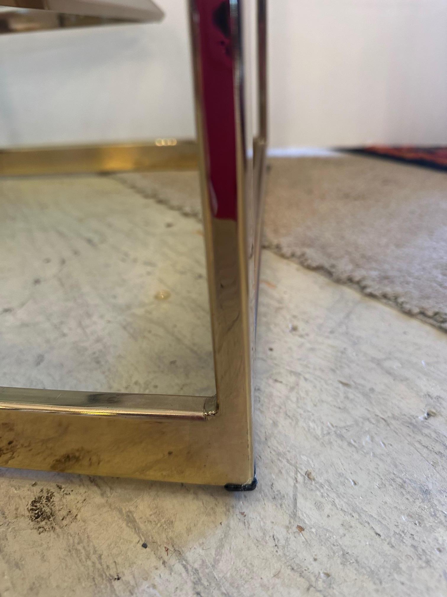 Ottone Bellissimo tavolo da console a due piani in ottone e vetro molato in vendita