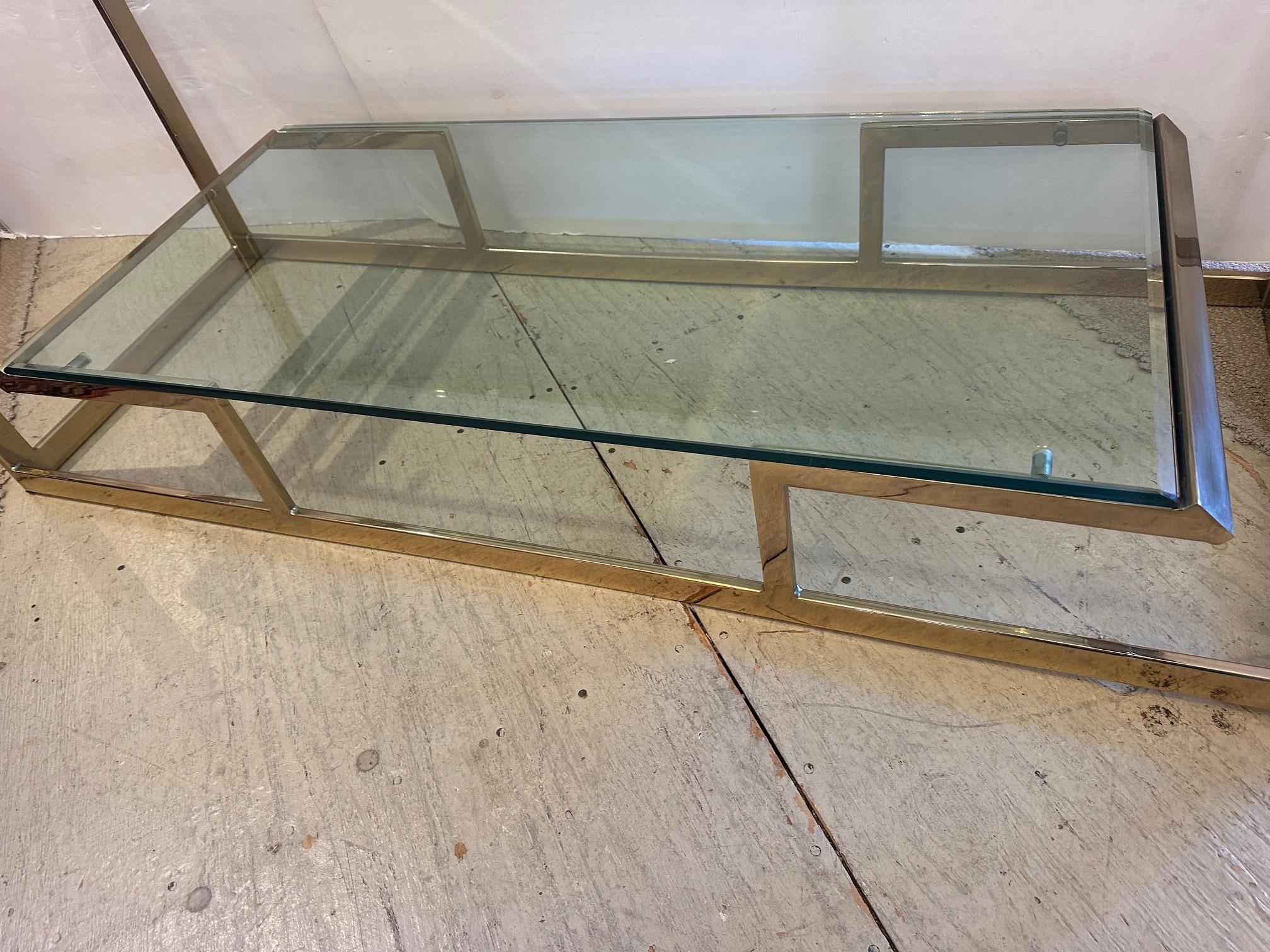 Bellissimo tavolo da console a due piani in ottone e vetro molato in vendita 1