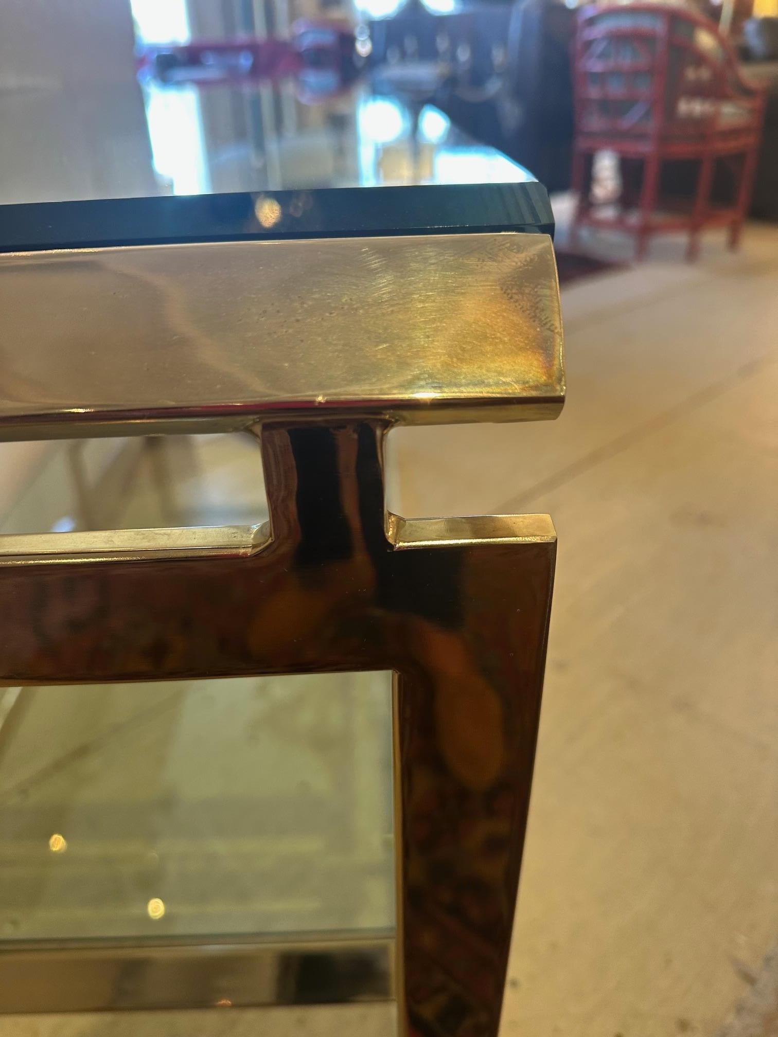 Bellissimo tavolo da console a due piani in ottone e vetro molato in vendita 2