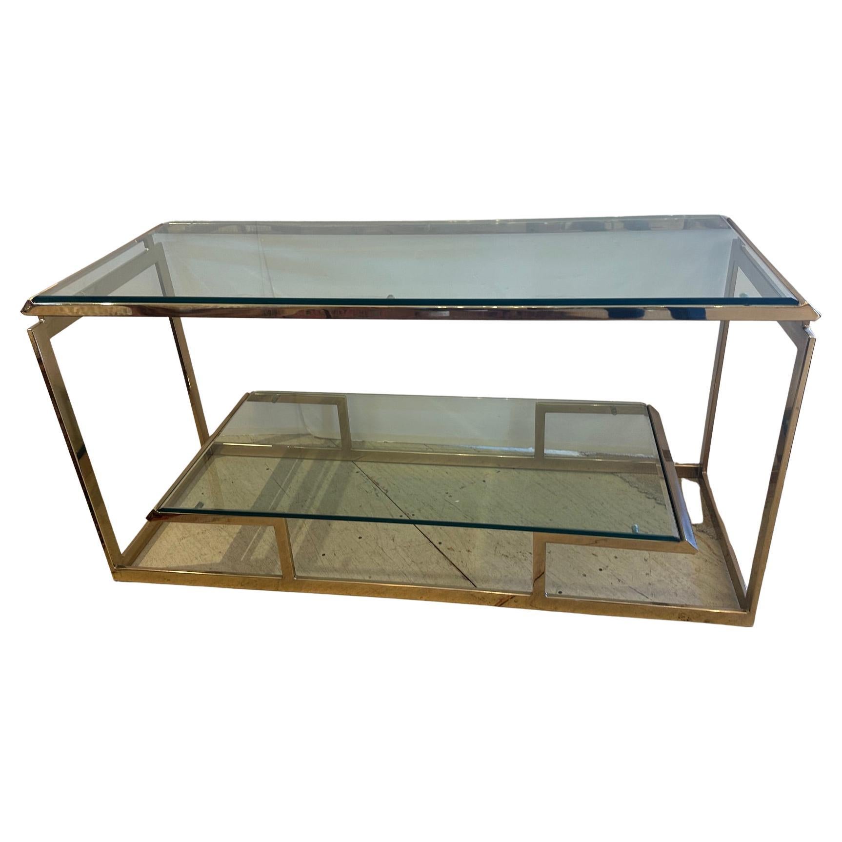 Bellissimo tavolo da console a due piani in ottone e vetro molato in vendita