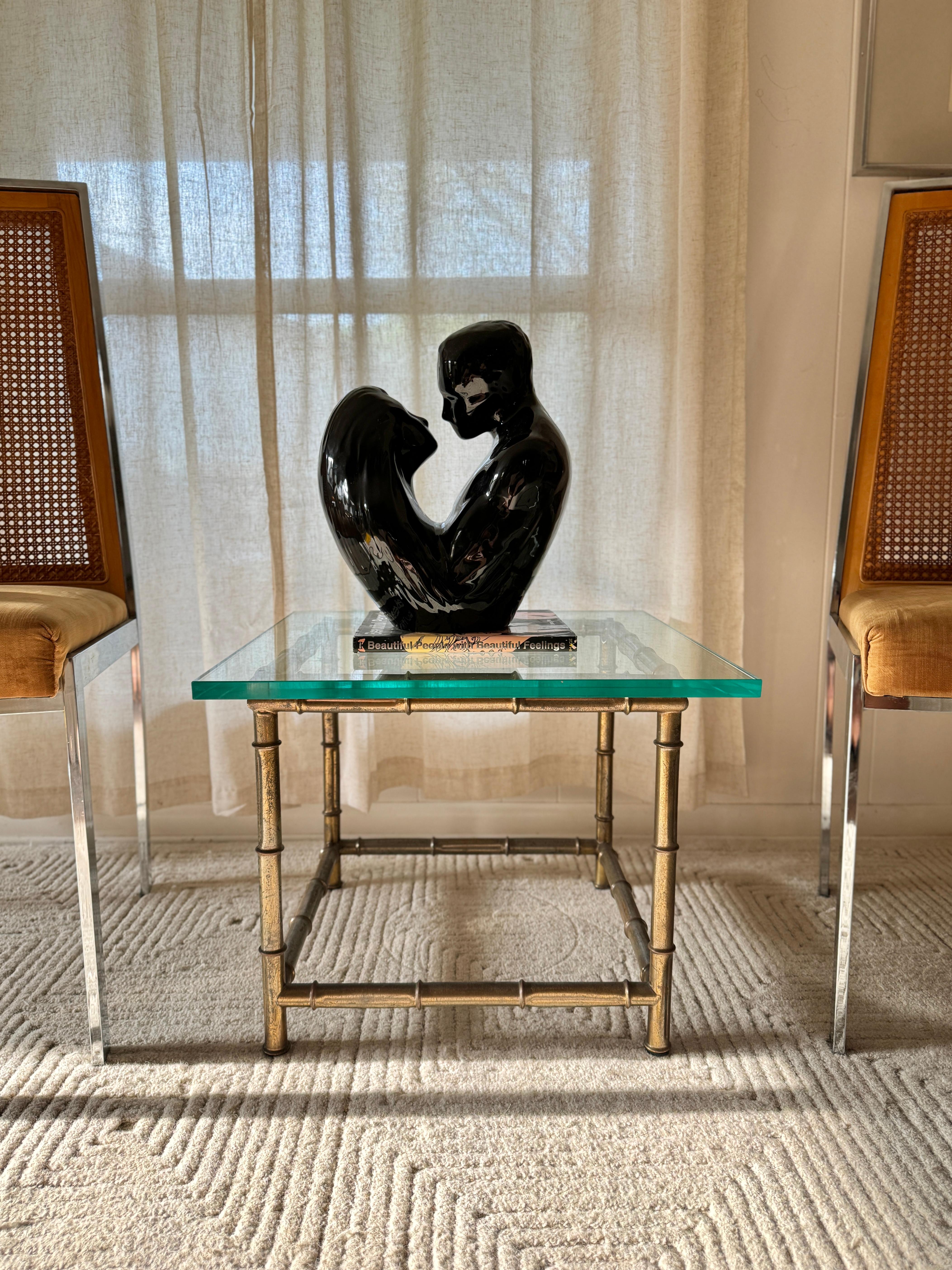 Magnifique table d'appoint en laiton et faux bambou dans le style de Mastercraft, vers les années 1960. Le laiton a une belle patine et le verre est posé sur le dessus. Le verre épais de 3/4