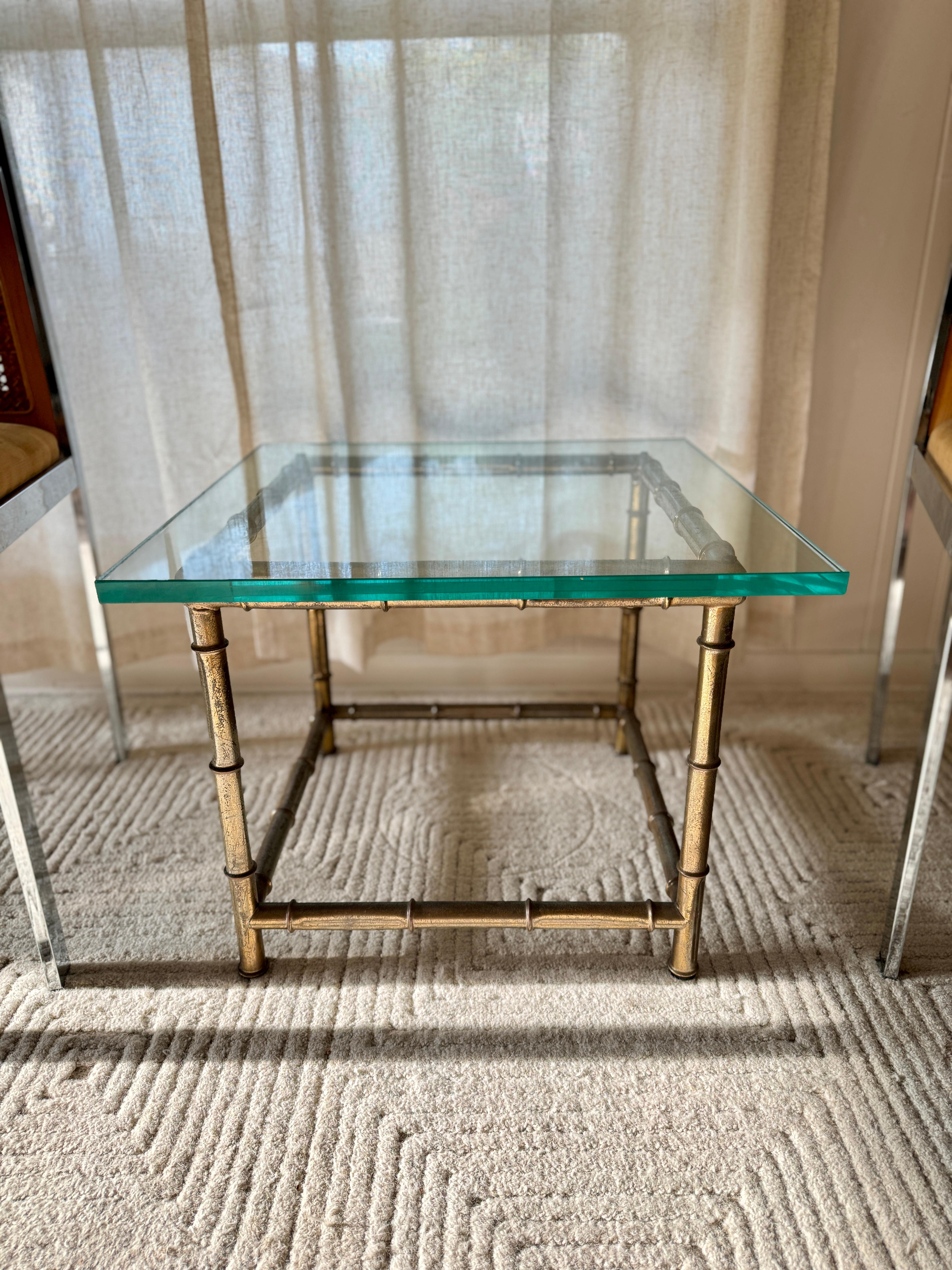 Inconnu Magnifique table d'appoint en laiton et faux bambou dans le style de Mastercraft, vers les années 1960. en vente