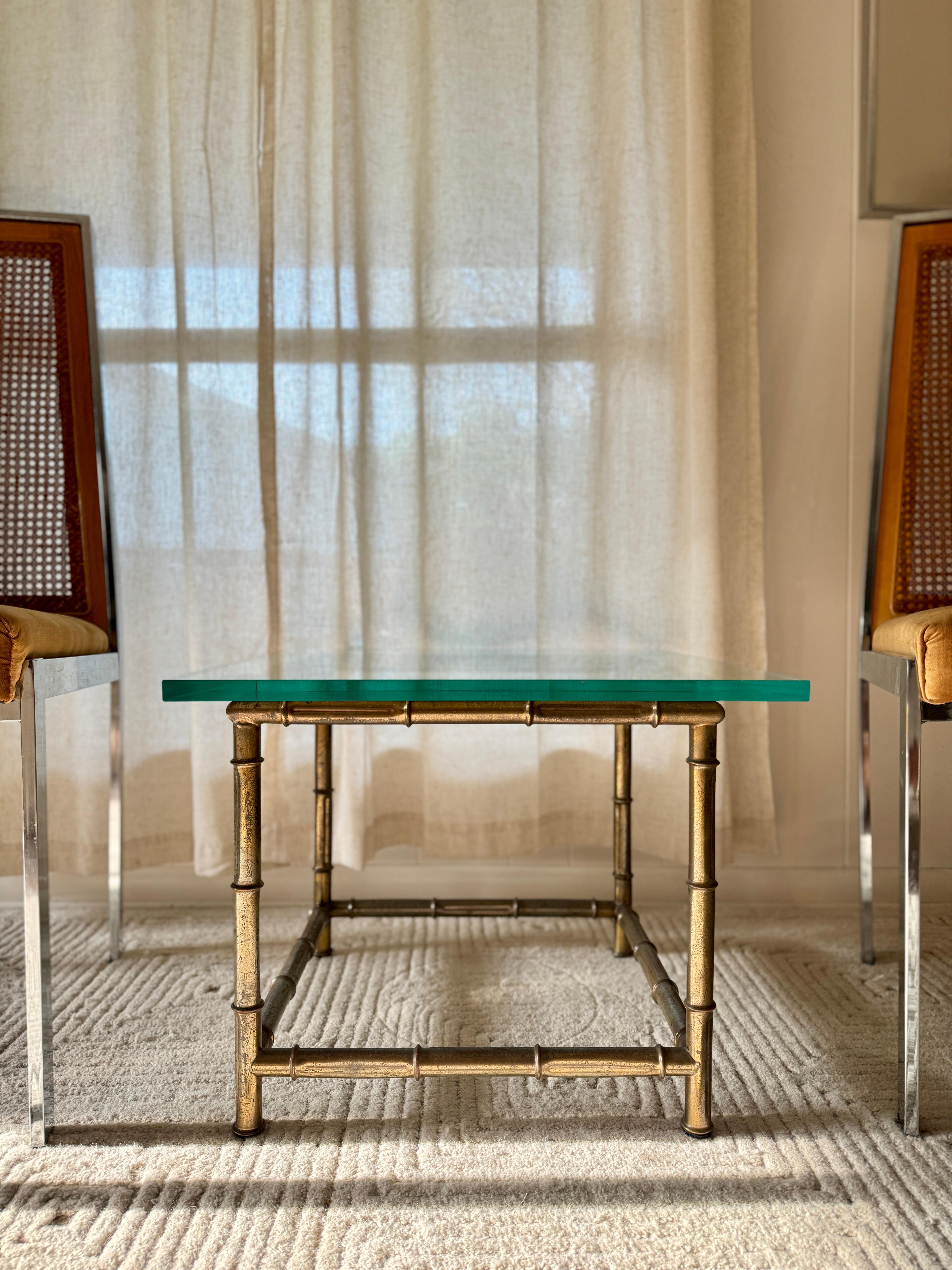 Magnifique table d'appoint en laiton et faux bambou dans le style de Mastercraft, vers les années 1960. Bon état - En vente à Houston, TX