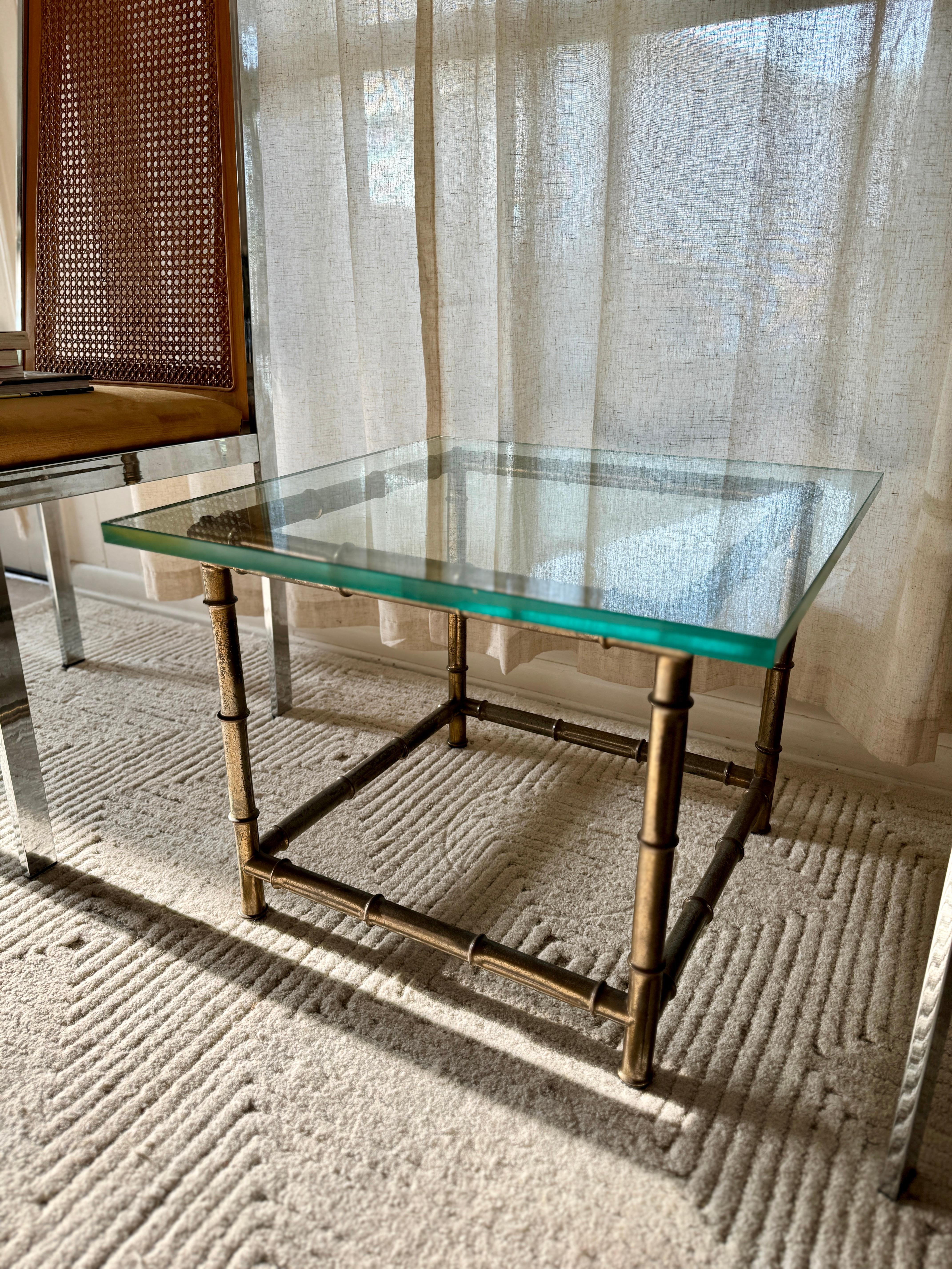 Milieu du XXe siècle Magnifique table d'appoint en laiton et faux bambou dans le style de Mastercraft, vers les années 1960. en vente