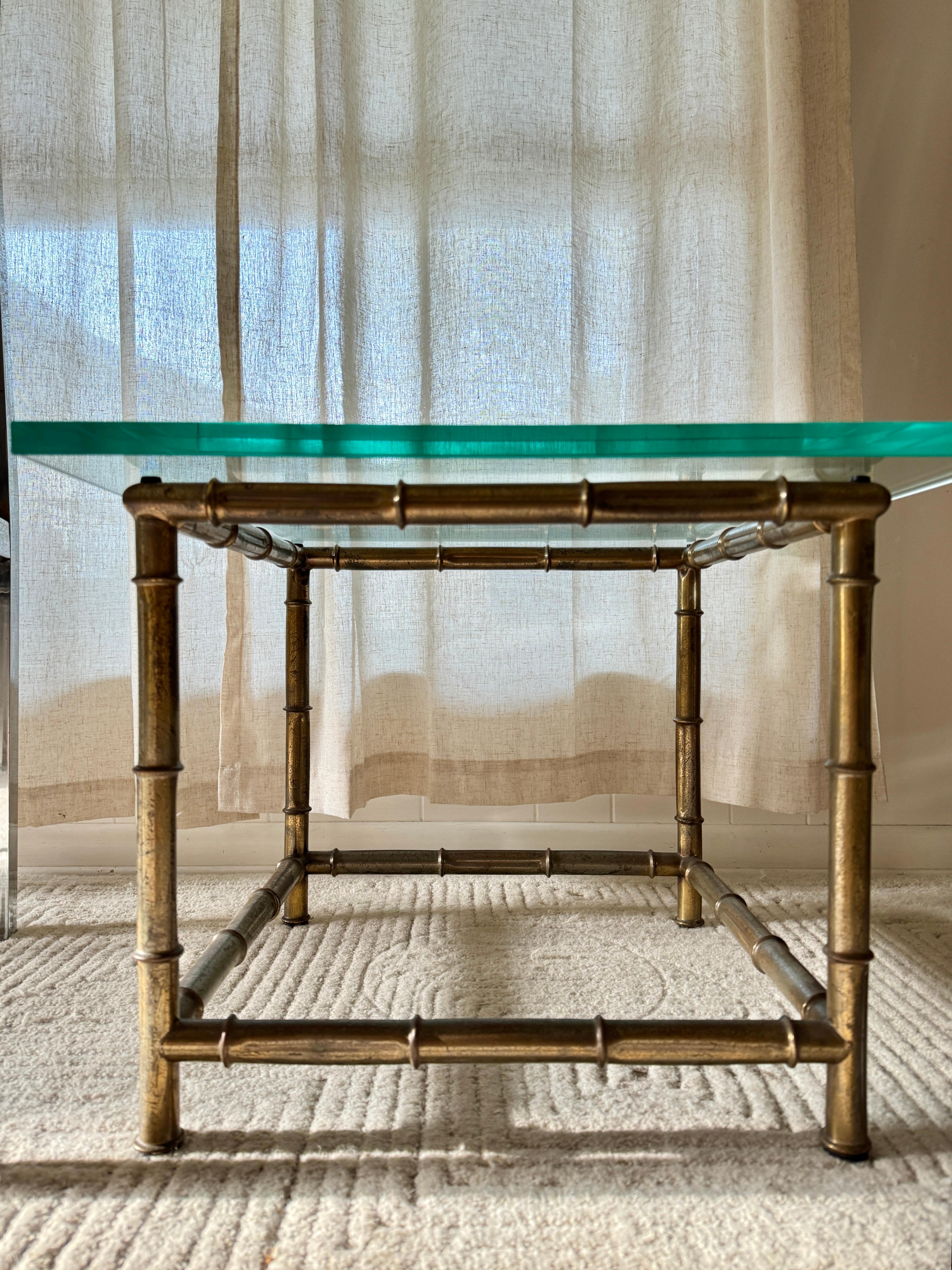 Magnifique table d'appoint en laiton et faux bambou dans le style de Mastercraft, vers les années 1960. en vente 1