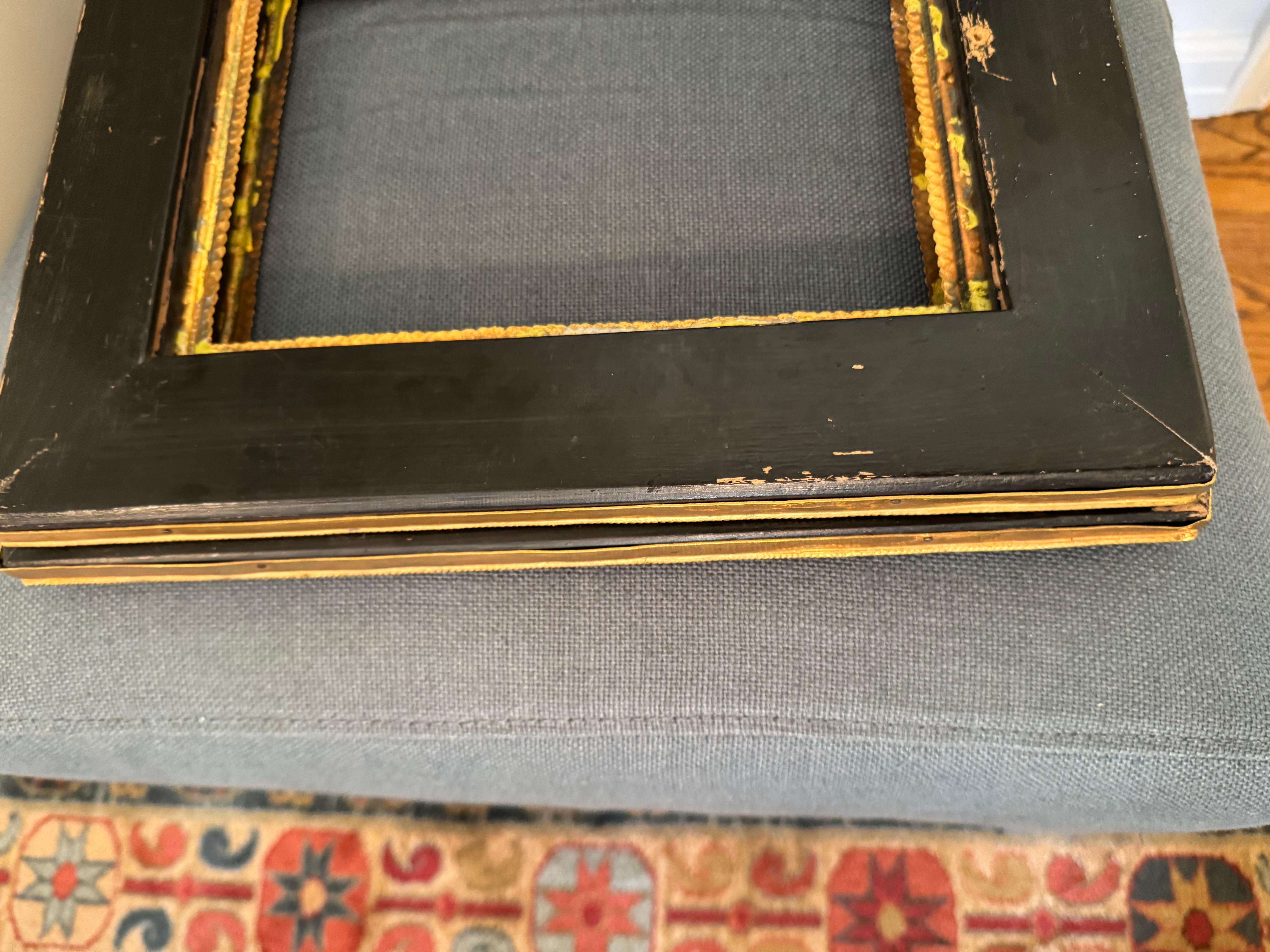 Paire de cadres anciens en relief en laiton sur Wood en vente 4