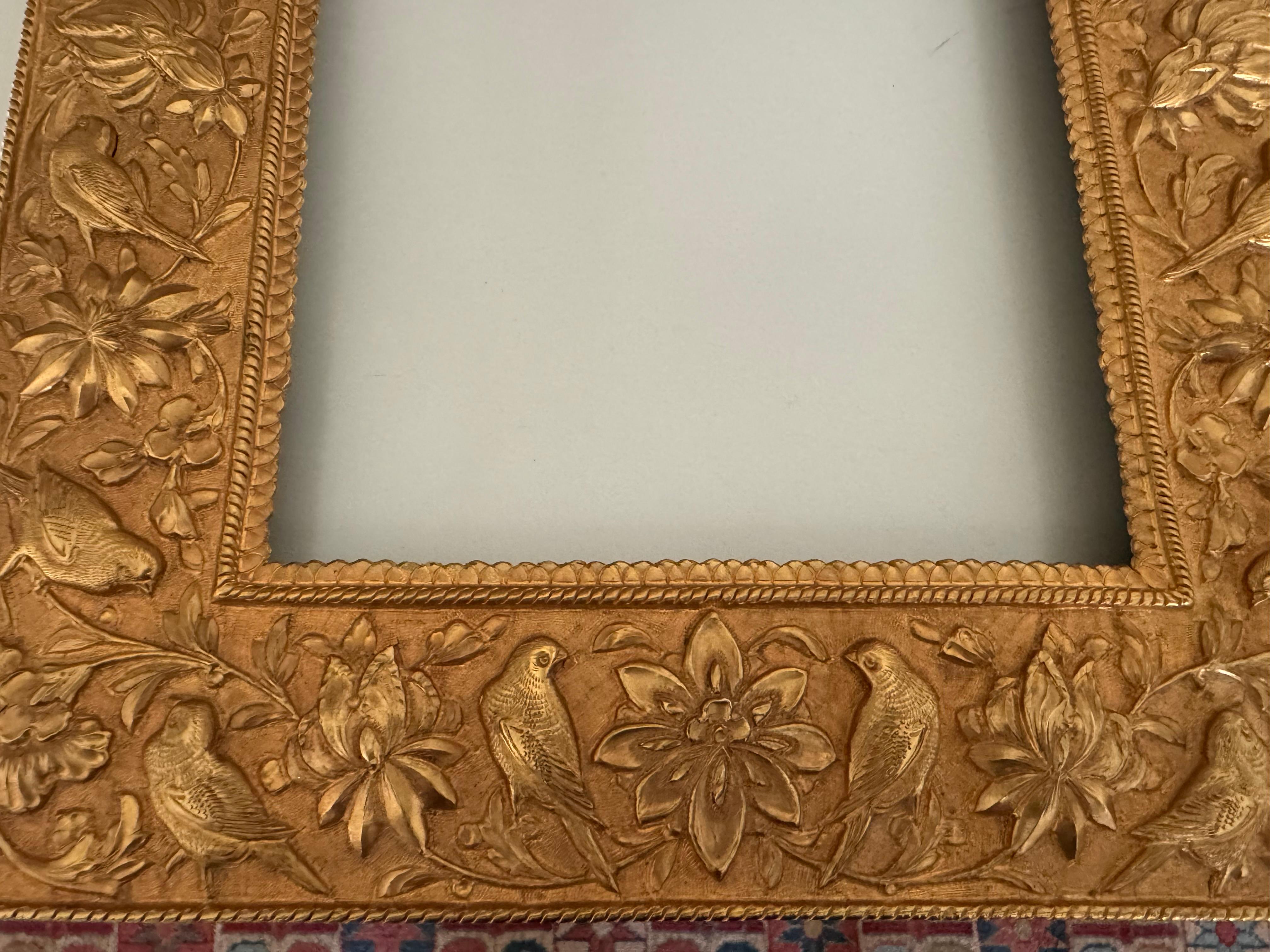 Paire de cadres anciens en relief en laiton sur Wood en vente 5