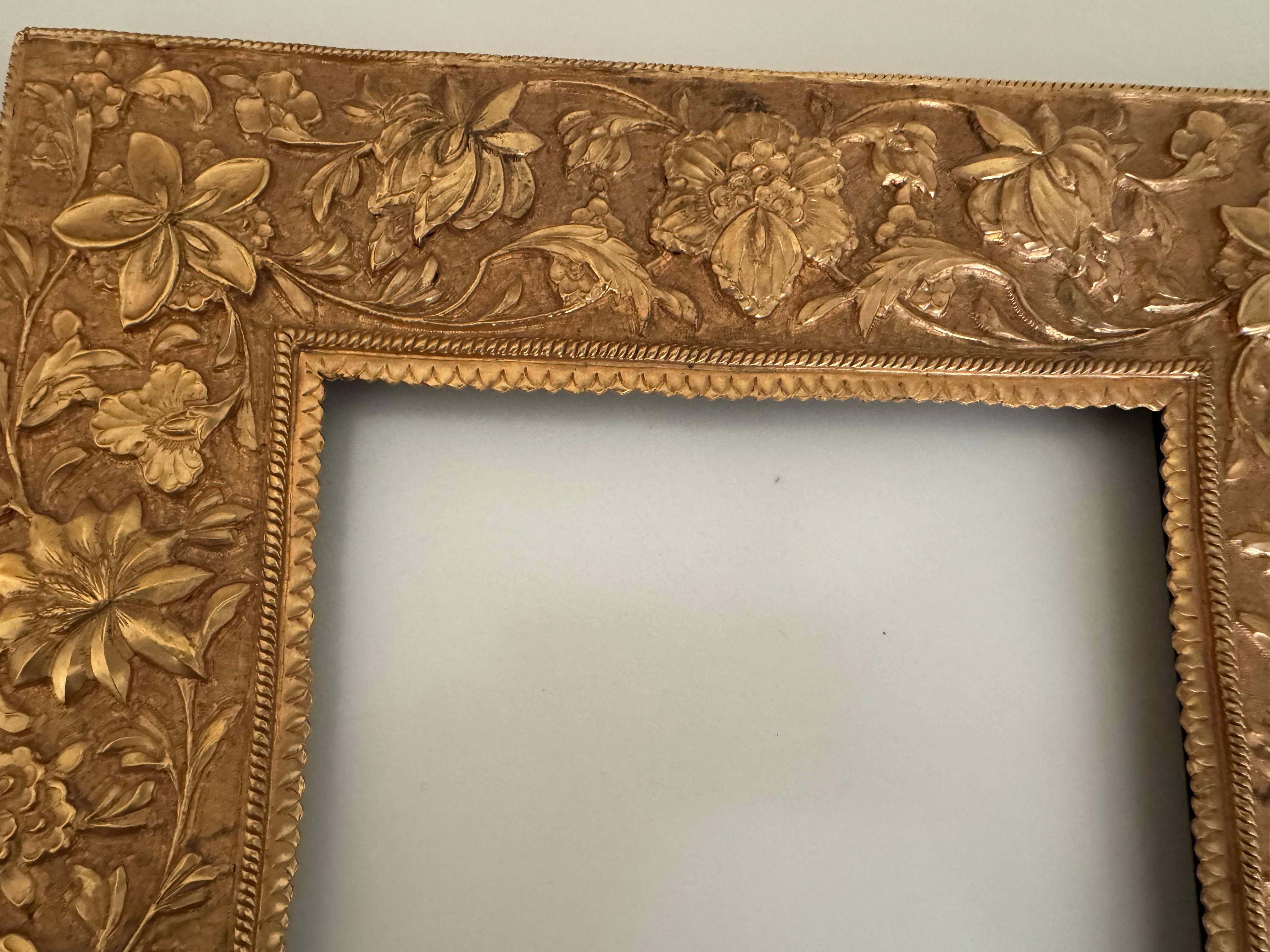 Paire de cadres anciens en relief en laiton sur Wood en vente 6