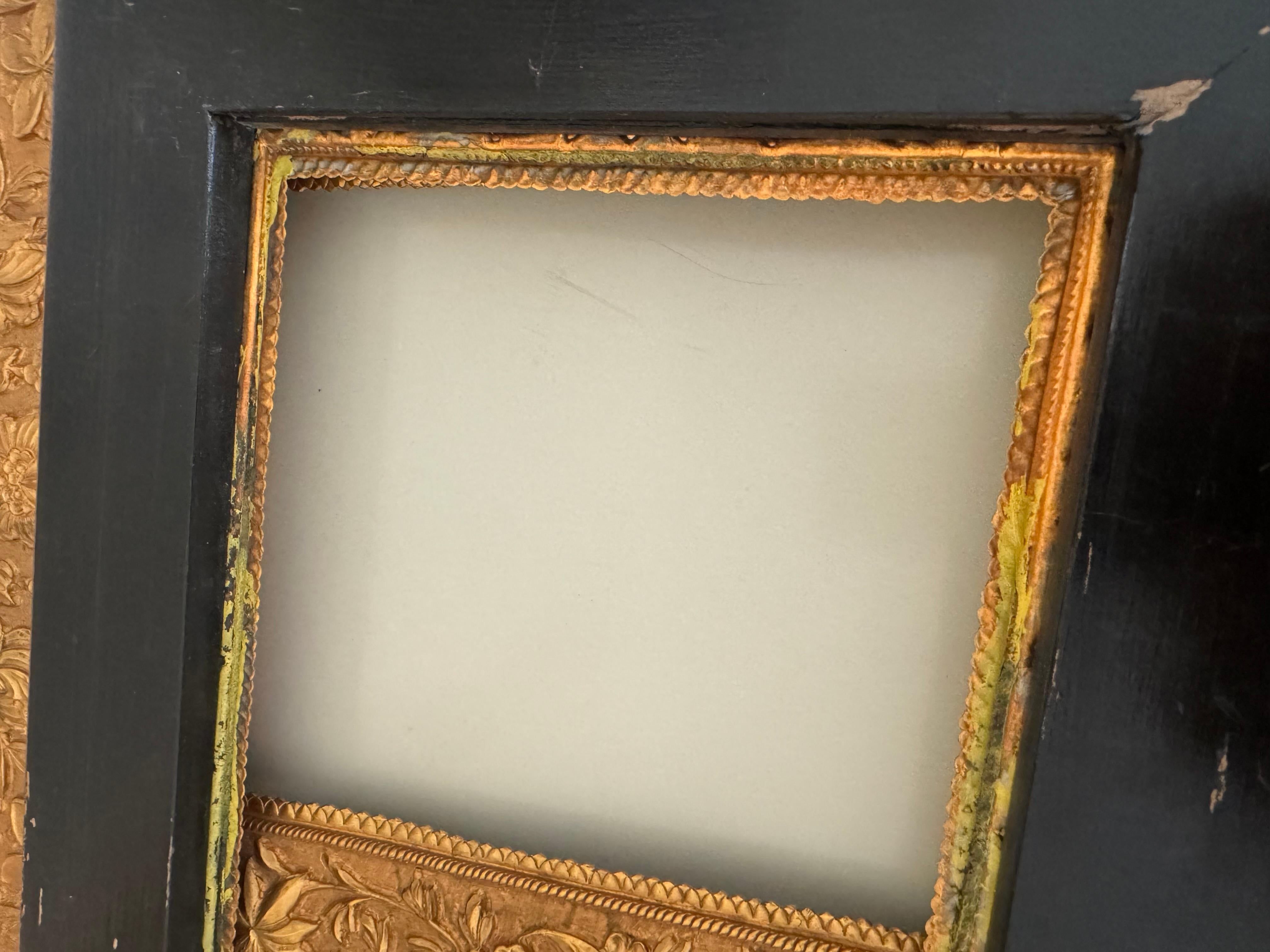 Paire de cadres anciens en relief en laiton sur Wood en vente 7