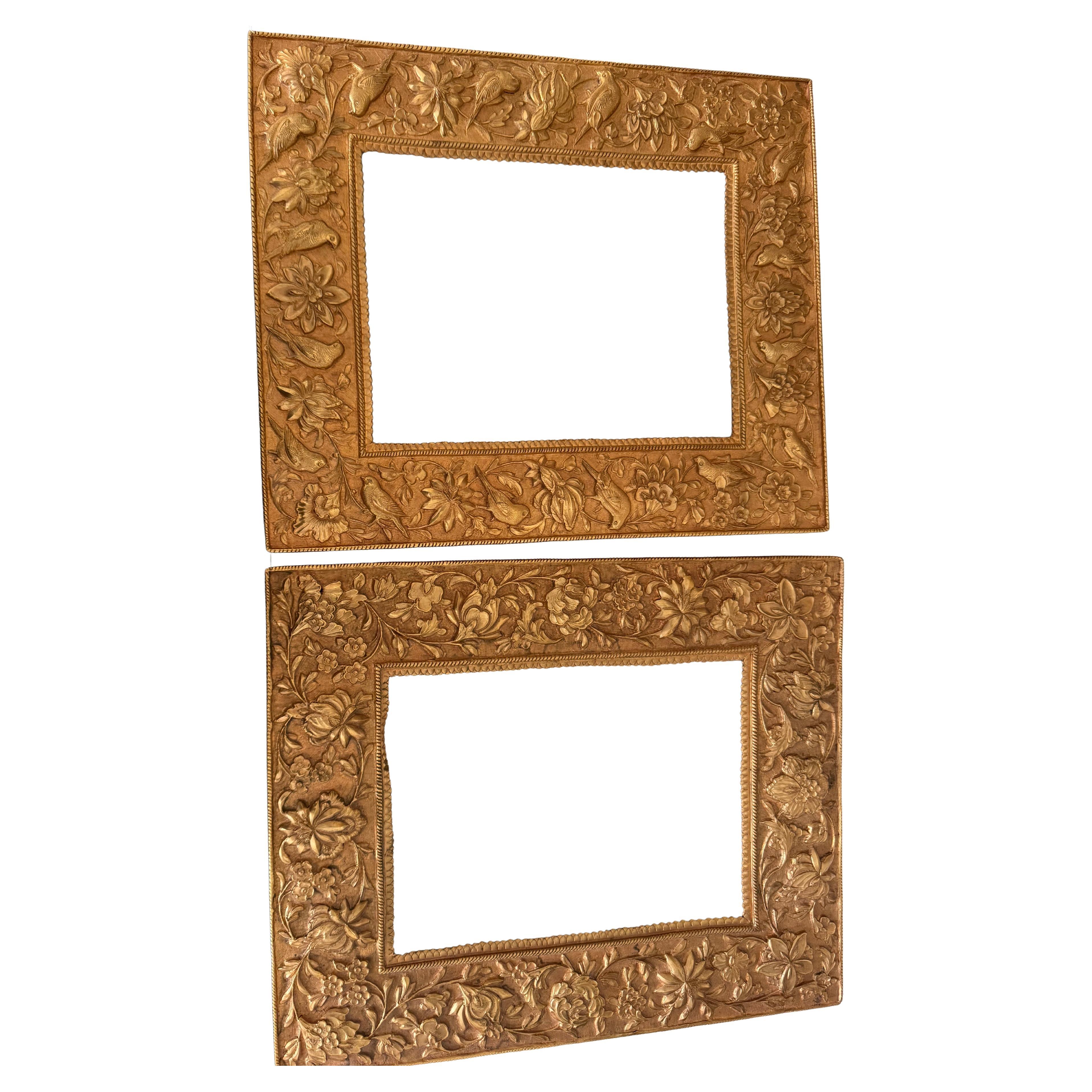 Une belle paire de cadres anciens en laiton avec des détails complexes en relief sur du bois.  L'une d'entre elles présente des oiseaux et est  légèrement plus petit que l'autre.
14 x 11,5 .5 d'épaisseur
14,5 x 12,5 épais