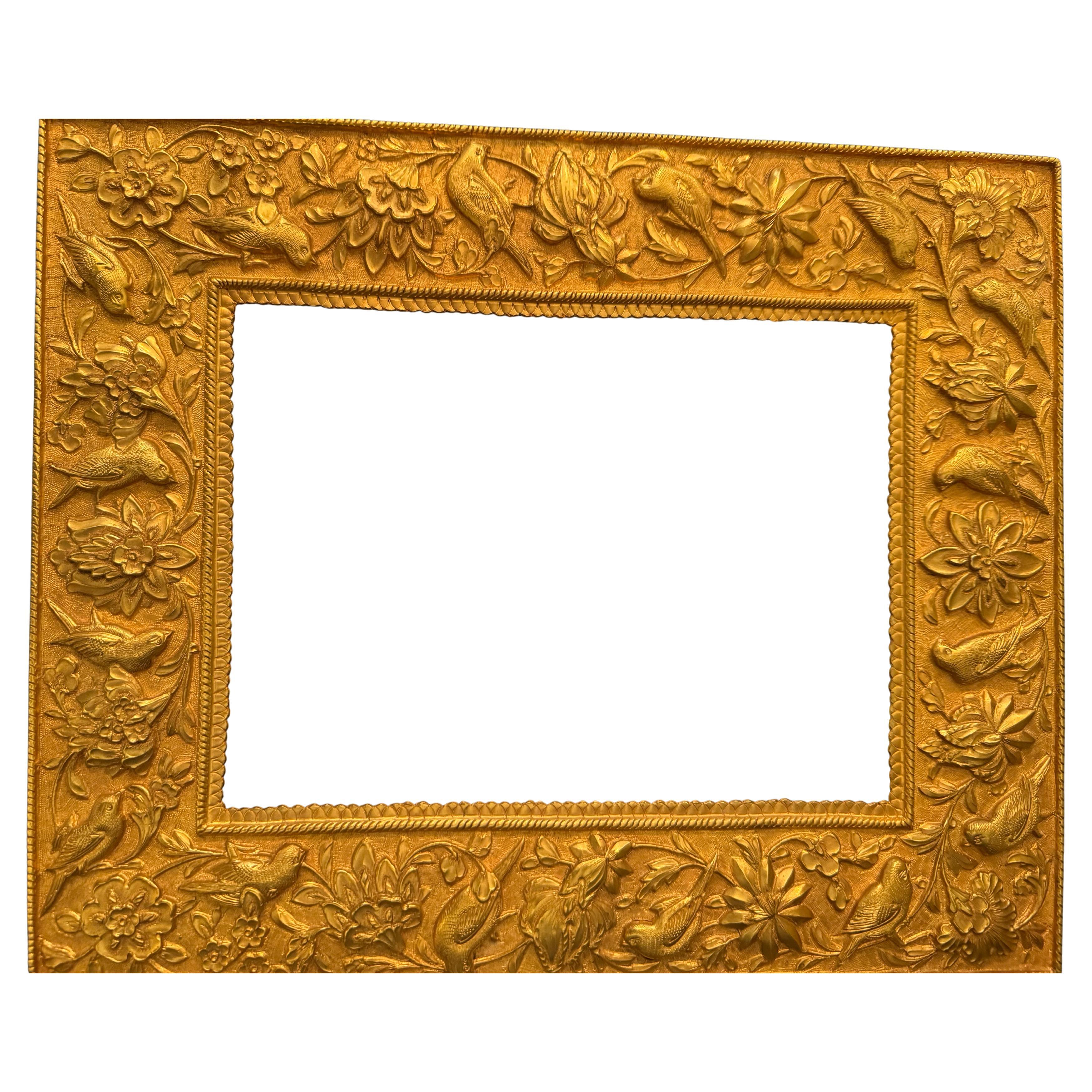 Français Paire de cadres anciens en relief en laiton sur Wood en vente