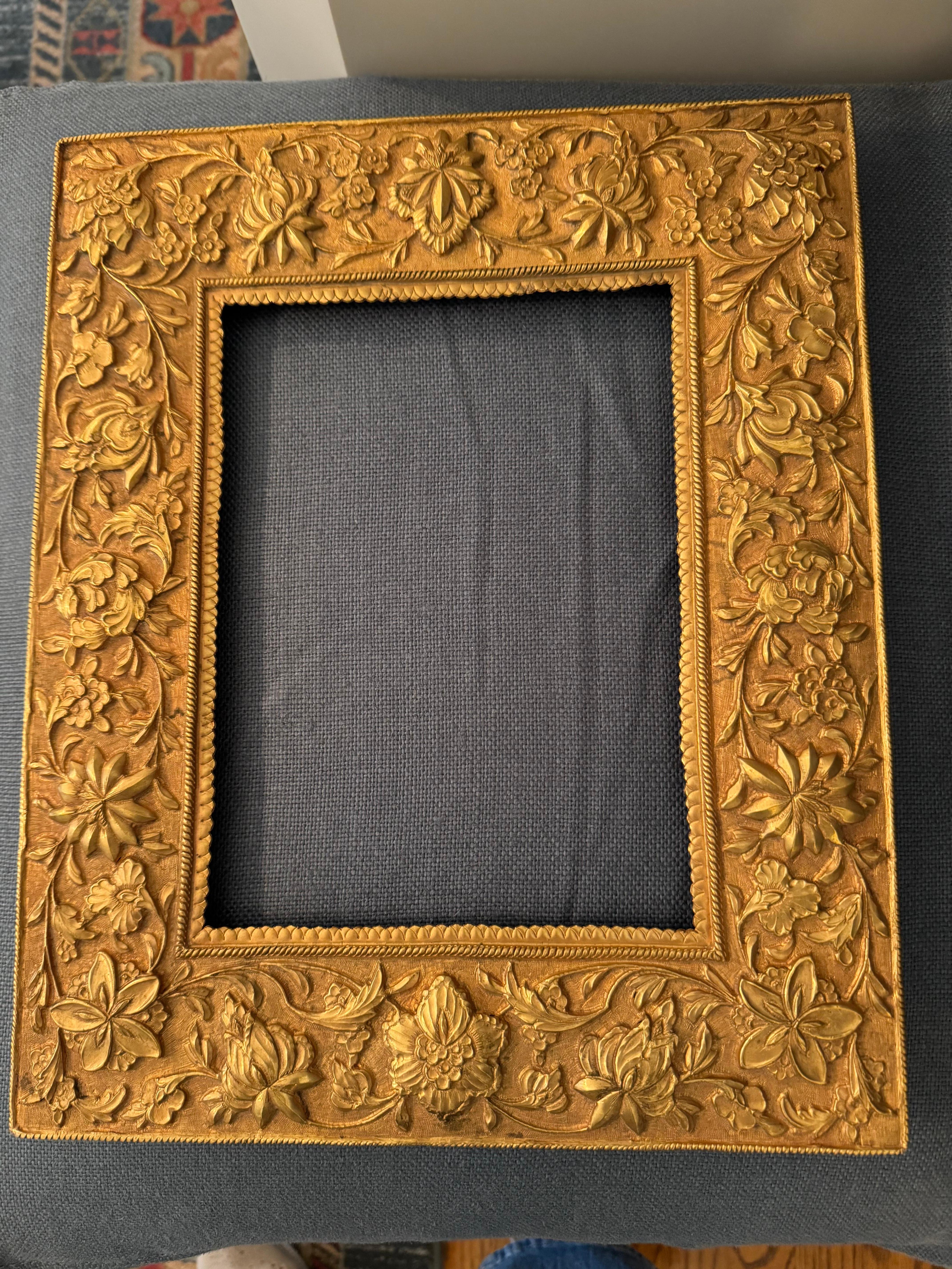 Paire de cadres anciens en relief en laiton sur Wood Bon état - En vente à Hopewell, NJ