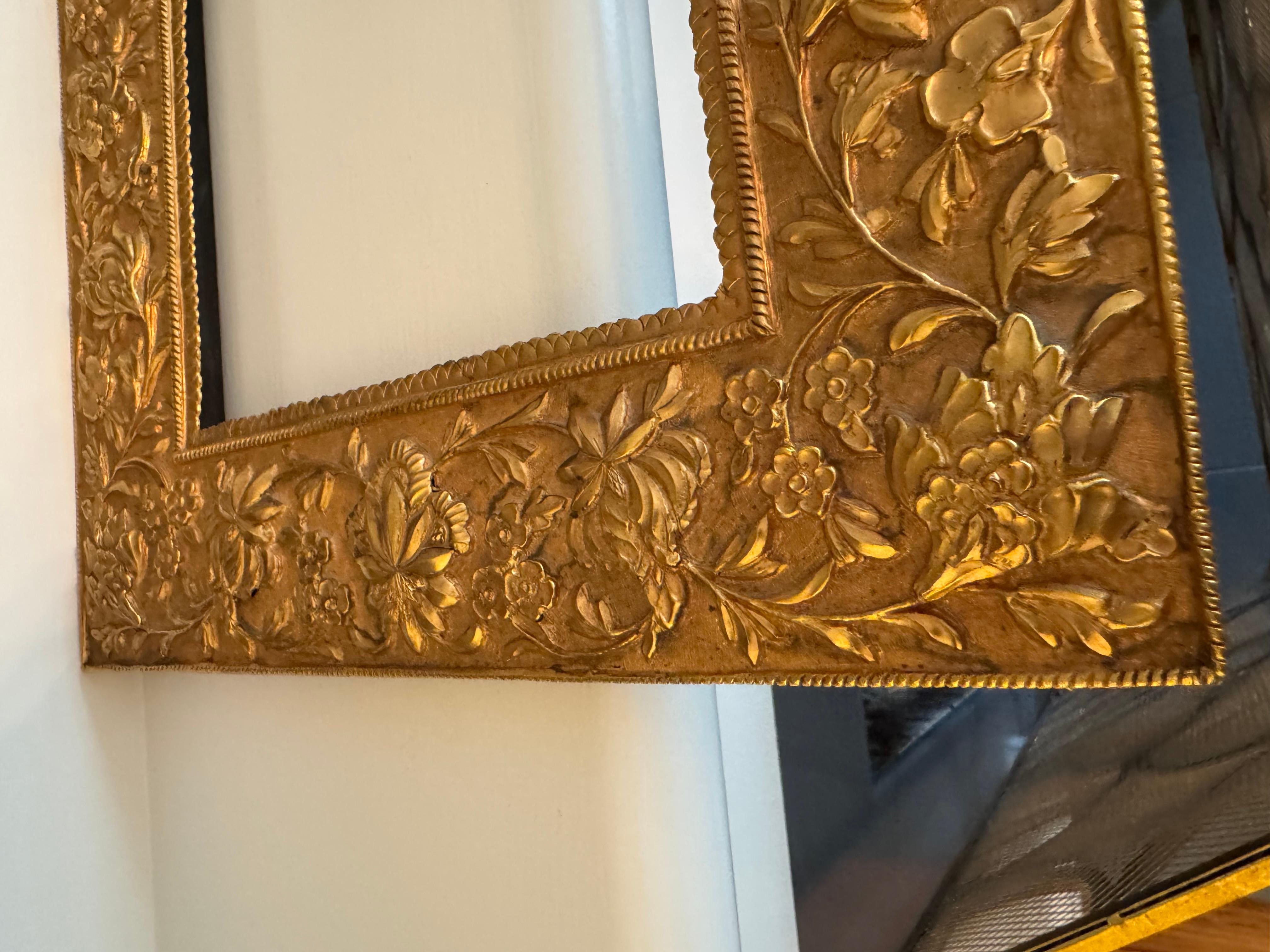 Milieu du XXe siècle Paire de cadres anciens en relief en laiton sur Wood en vente