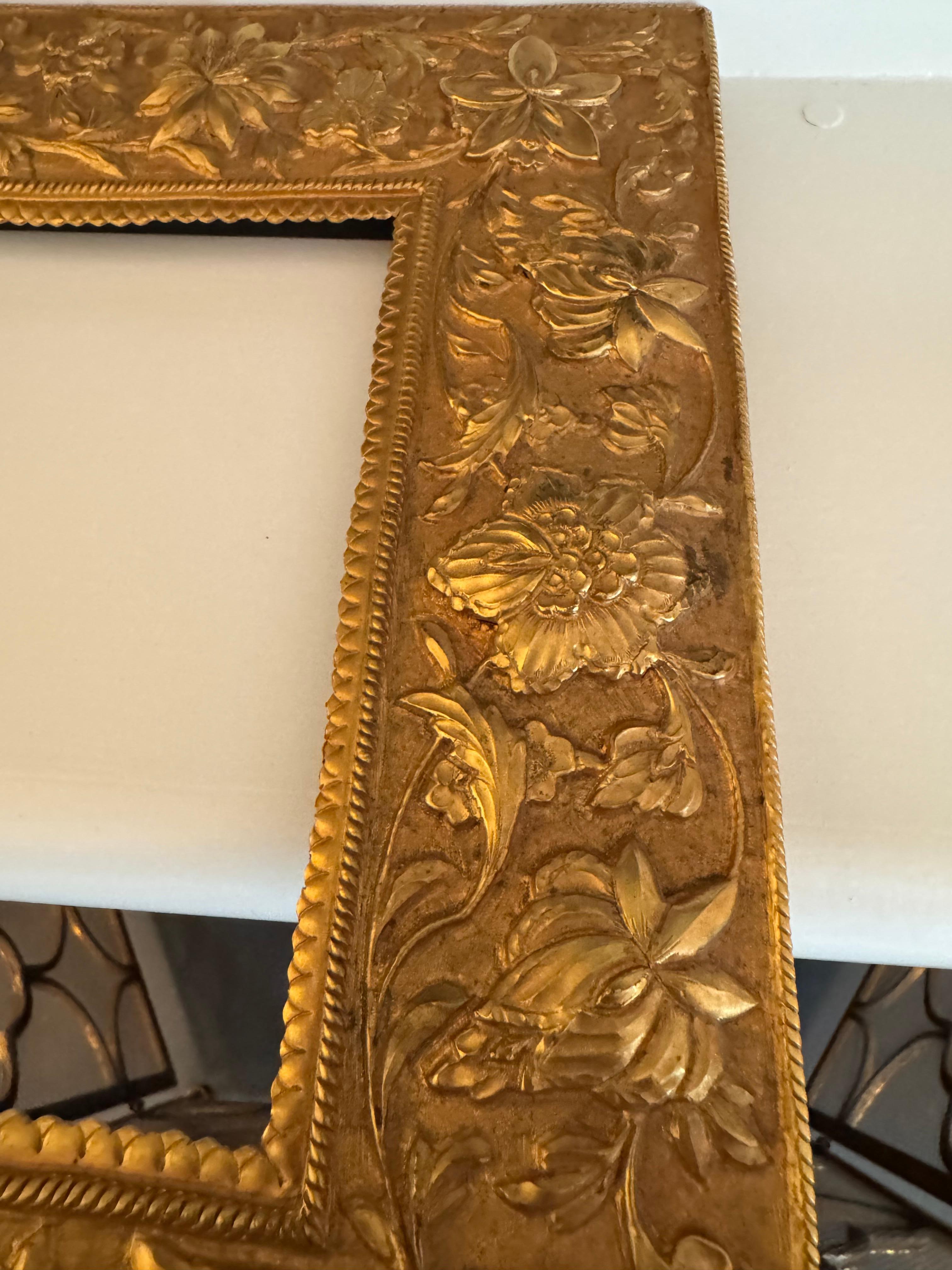 Laiton Paire de cadres anciens en relief en laiton sur Wood en vente