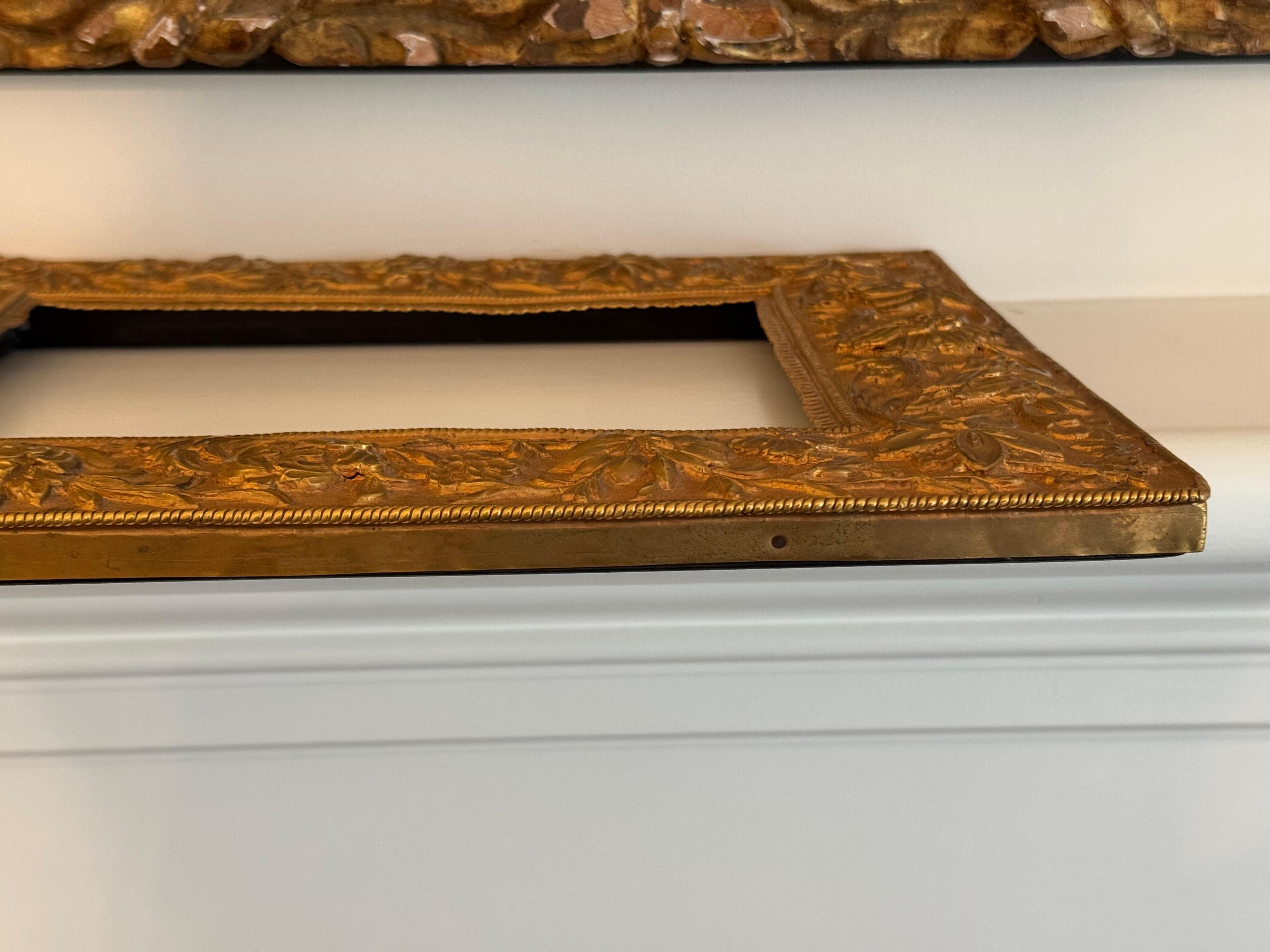 Paire de cadres anciens en relief en laiton sur Wood en vente 1