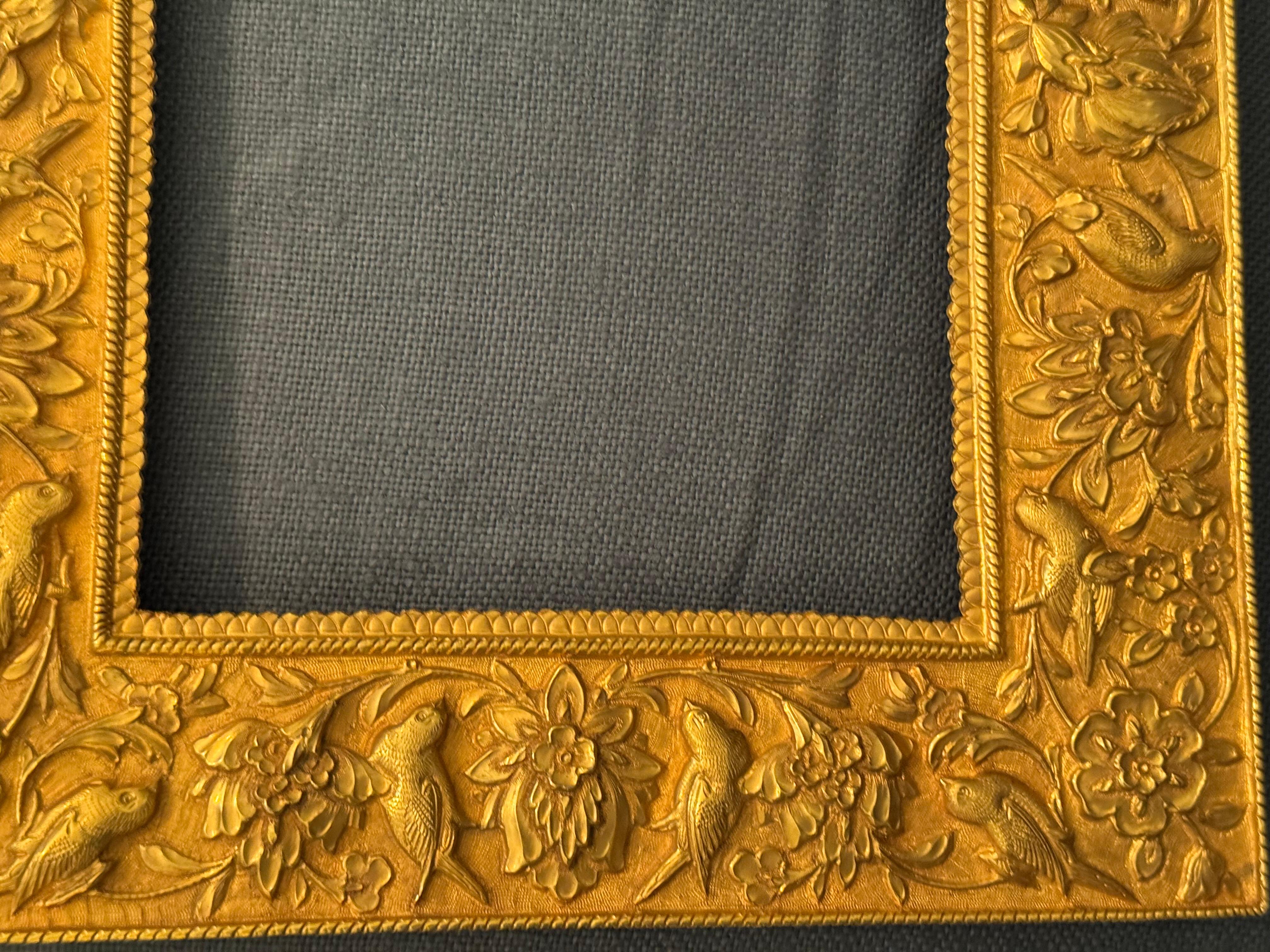 Paire de cadres anciens en relief en laiton sur Wood en vente 2