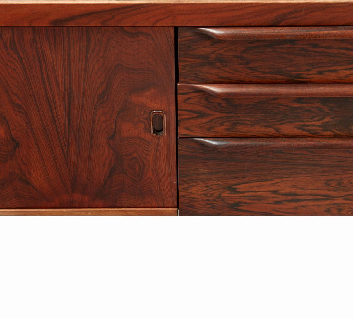 Mid-Century moderno Bellissima credenza lunga e bassa in palissandro brasiliano in vendita