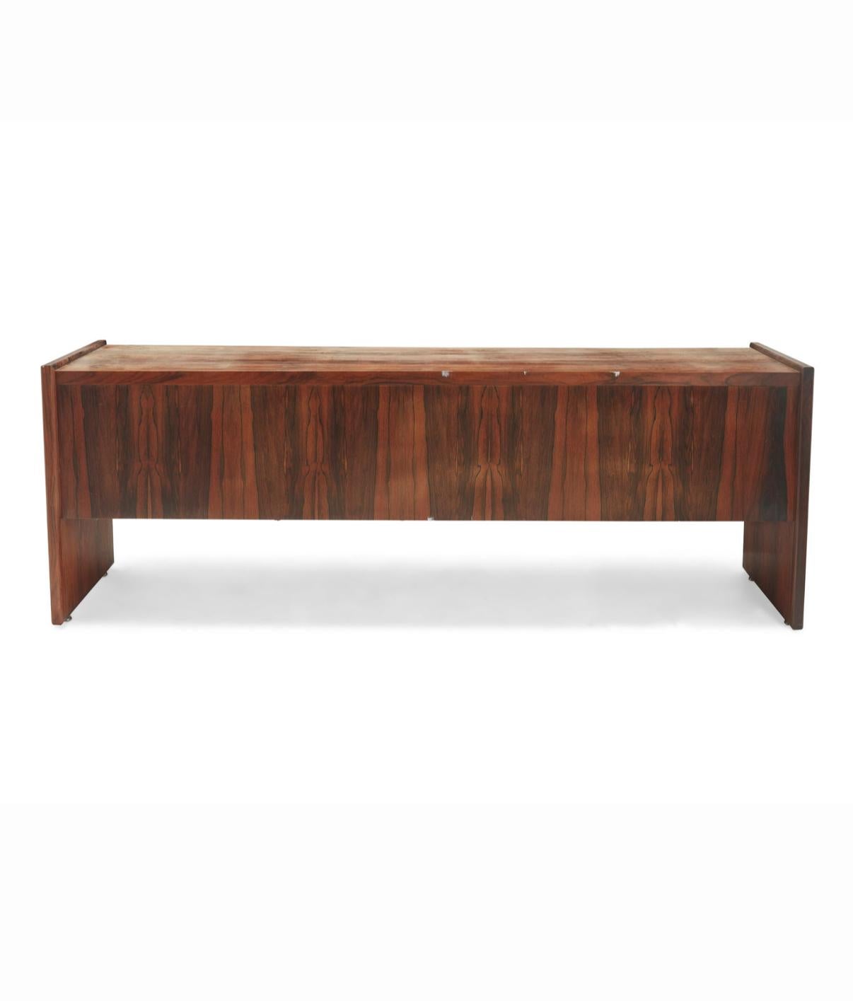 Danese Bellissima credenza lunga e bassa in palissandro brasiliano in vendita