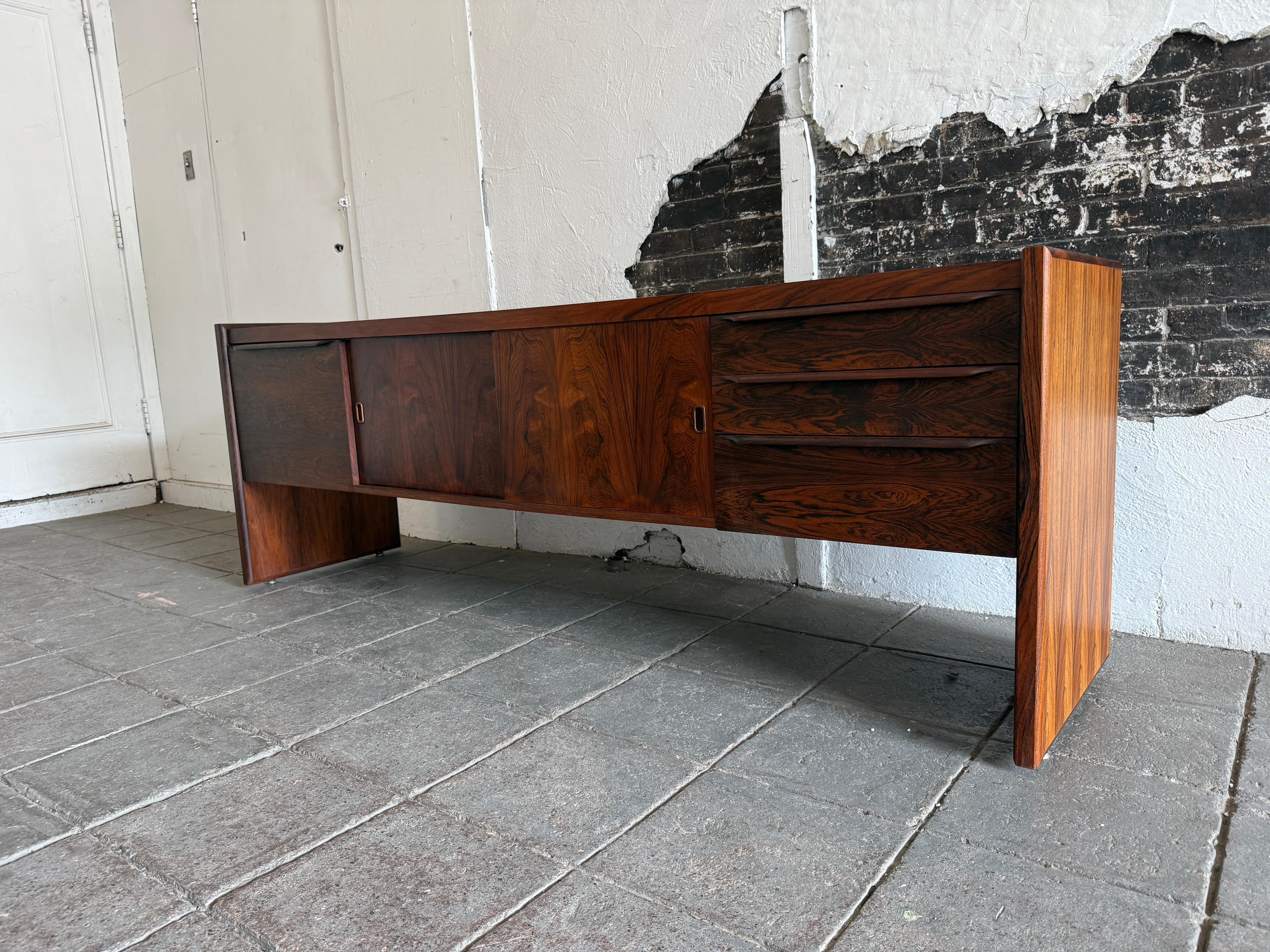 Belle crédence basse longue en palissandre brésilien en vente 5