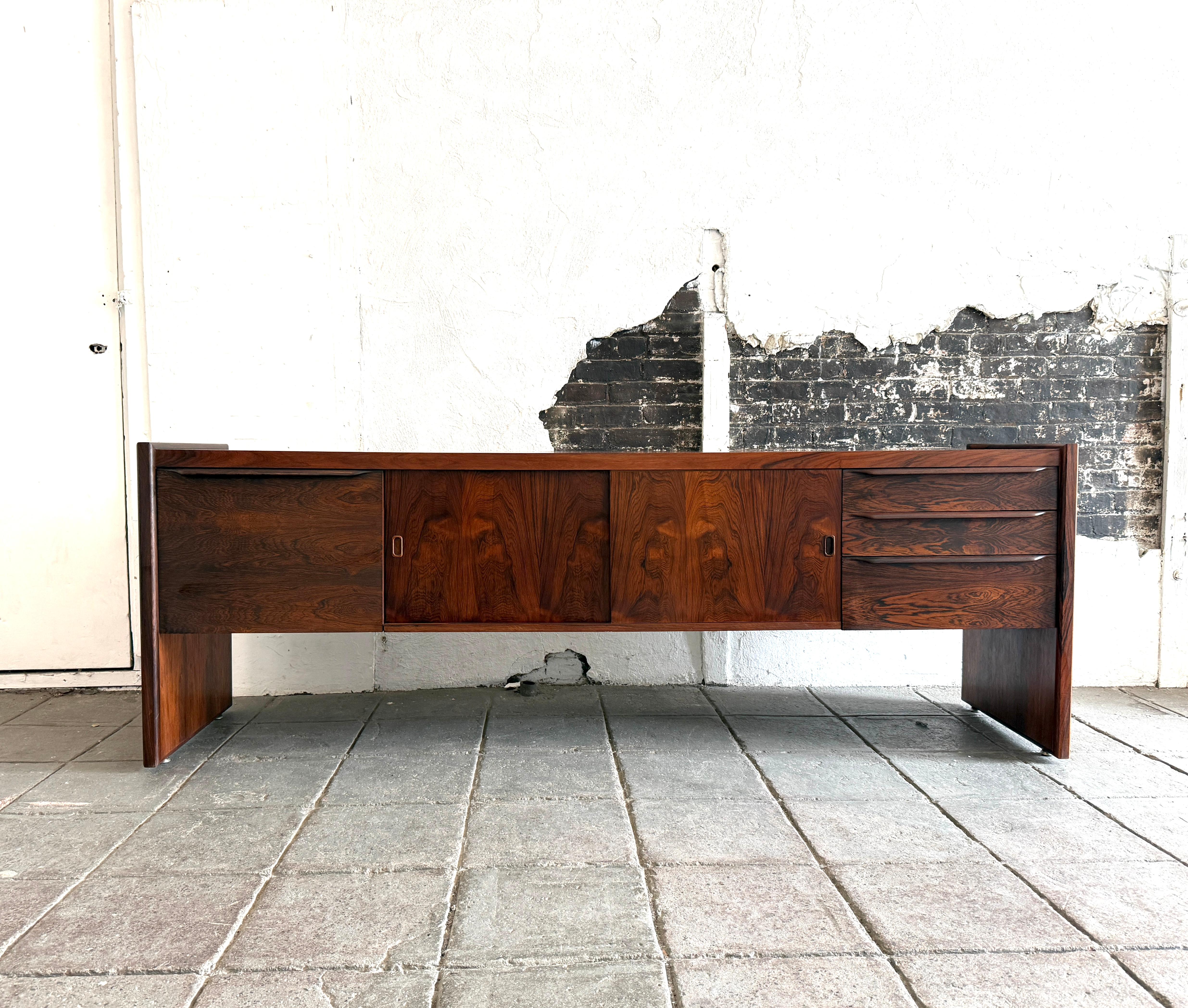 Mid-Century Modern Belle crédence basse longue en palissandre brésilien en vente