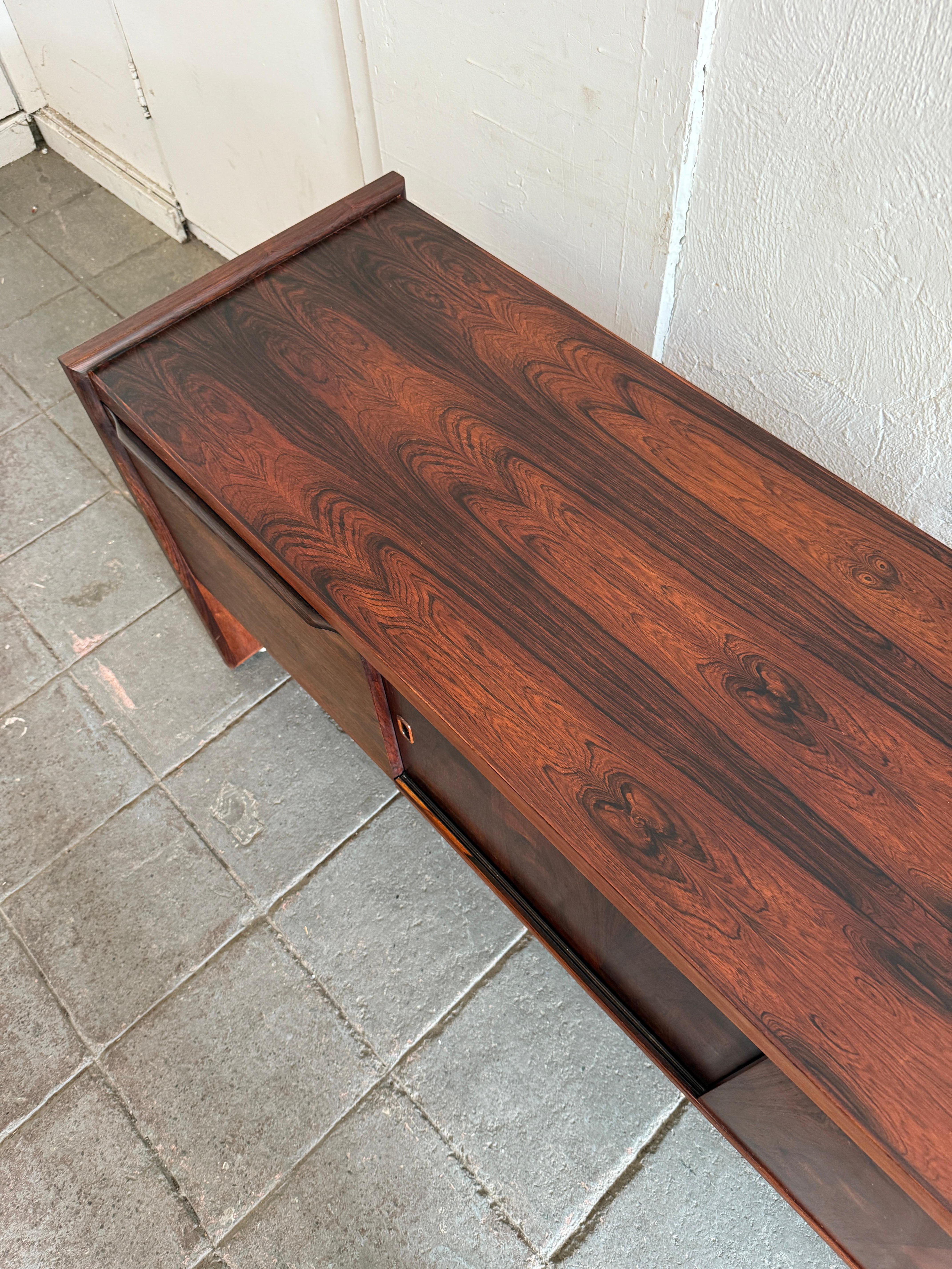 Belle crédence basse longue en palissandre brésilien Bon état - En vente à Brooklyn, NY