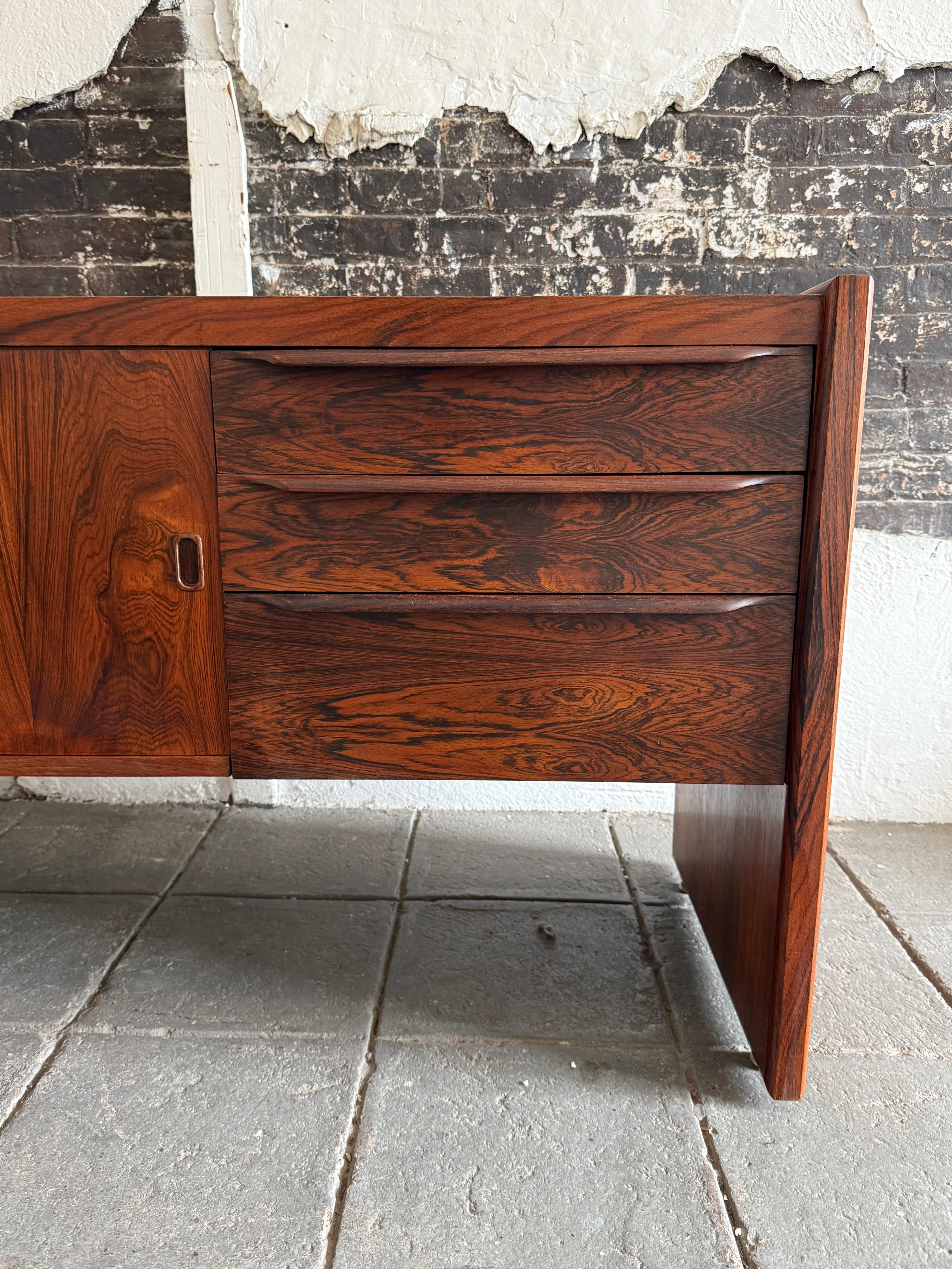 Bois de feuillus Belle crédence basse longue en palissandre brésilien en vente