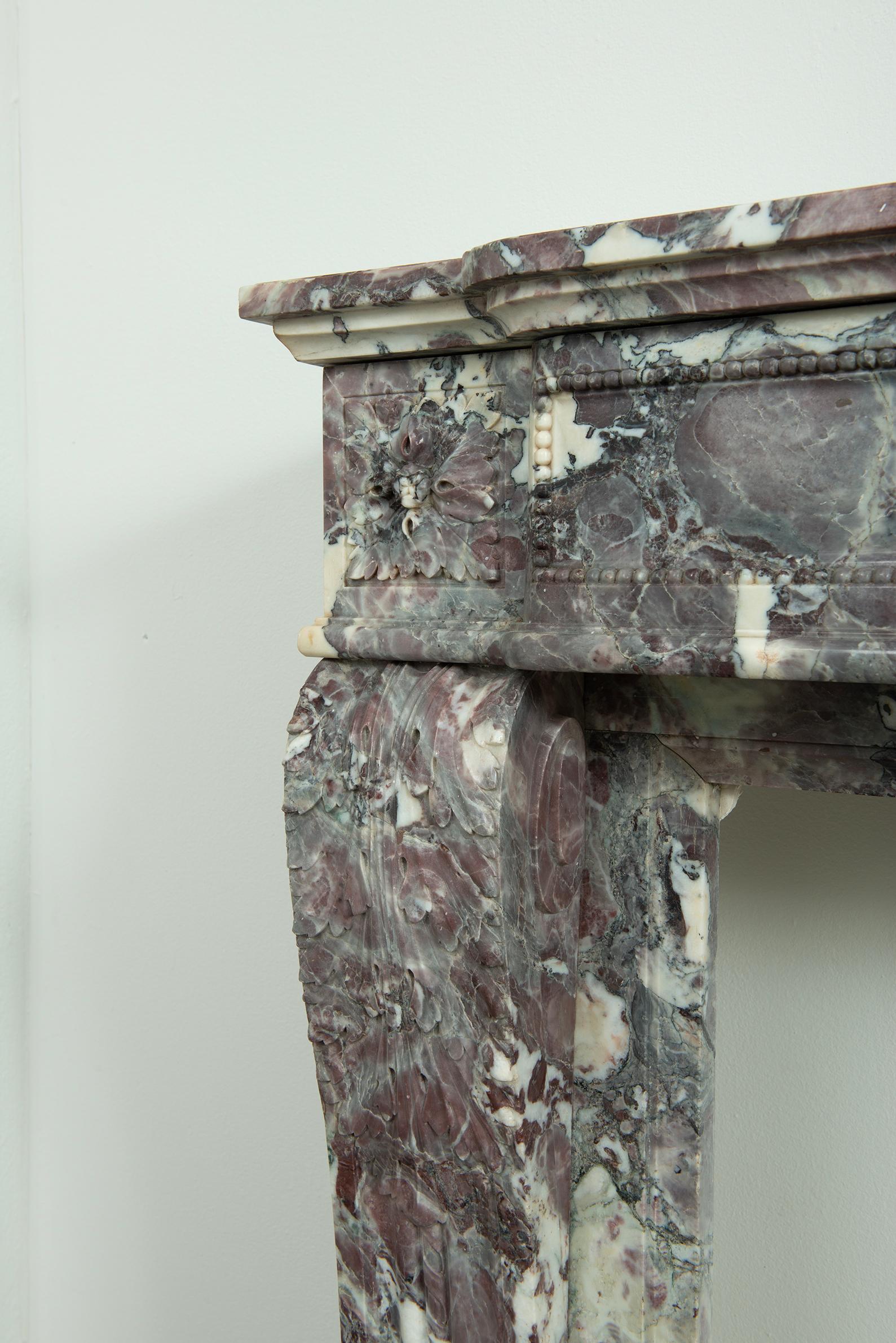 Magnifique cheminée Louis XVI en marbre Breche en vente 5
