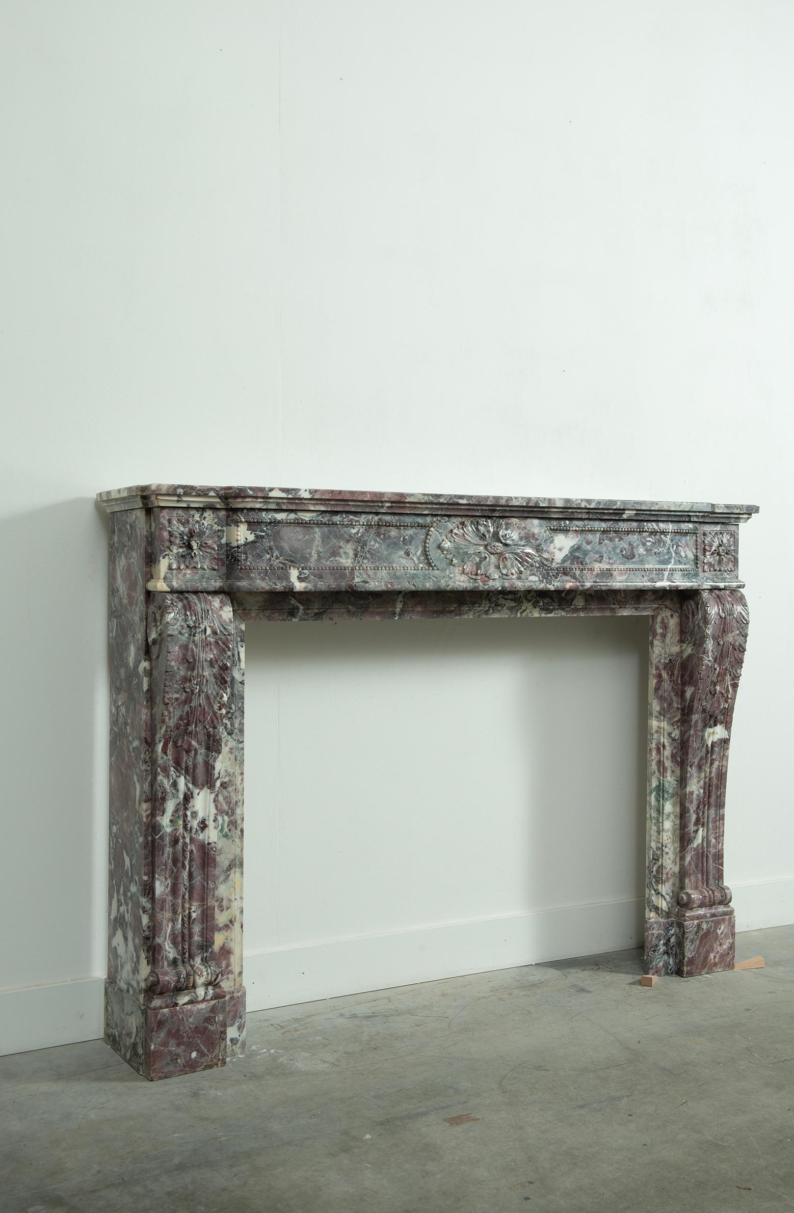 Magnifique cheminée Louis XVI en marbre Breche en vente 6