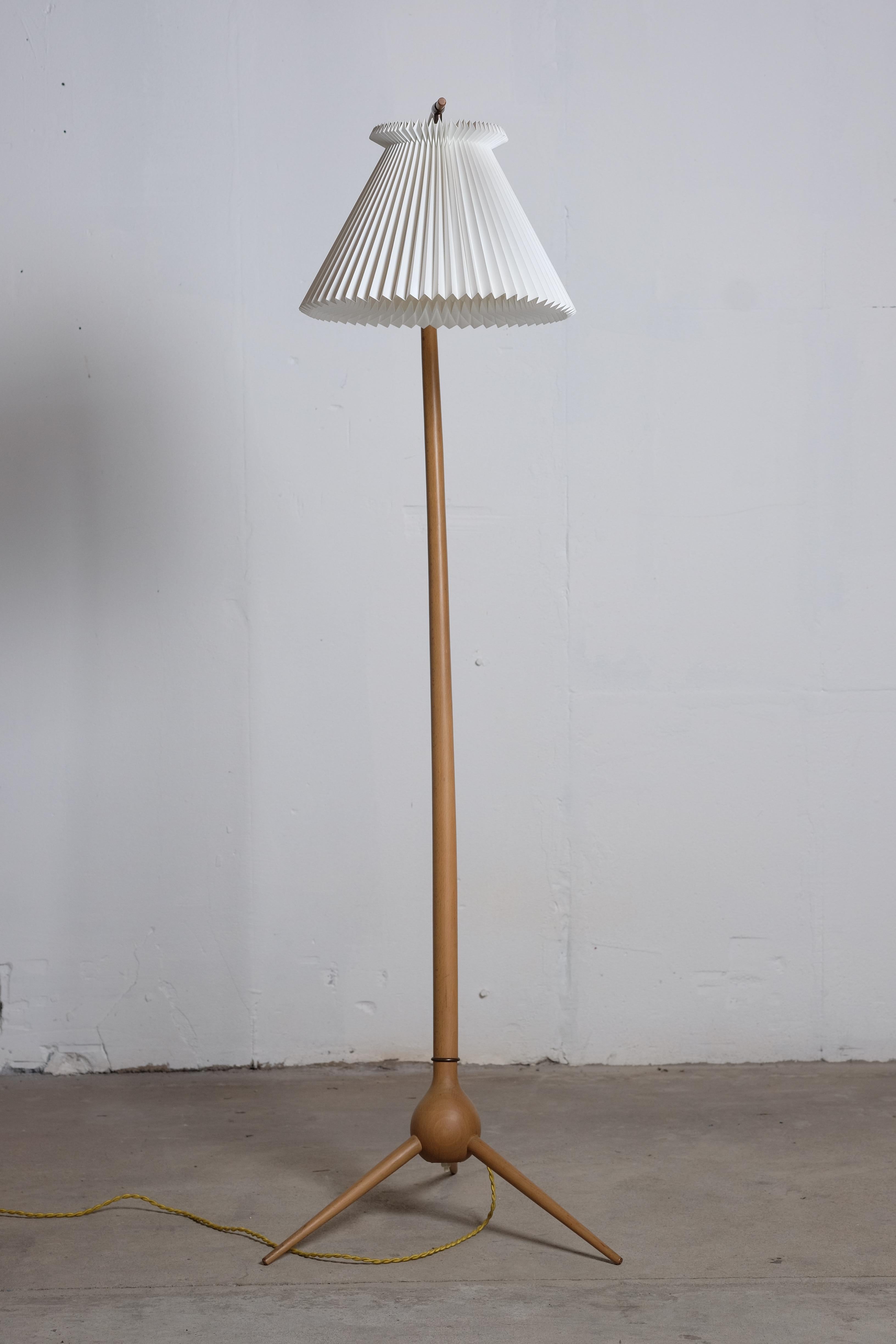 Stunning bridge lamp by Severin Hansen Jr. for Haslev, Danish design.
This lamp is made of beech with brass elements. The wire is beautifully hidden along the backside of the stem which is a very beautiful detail. The switch is found in between the