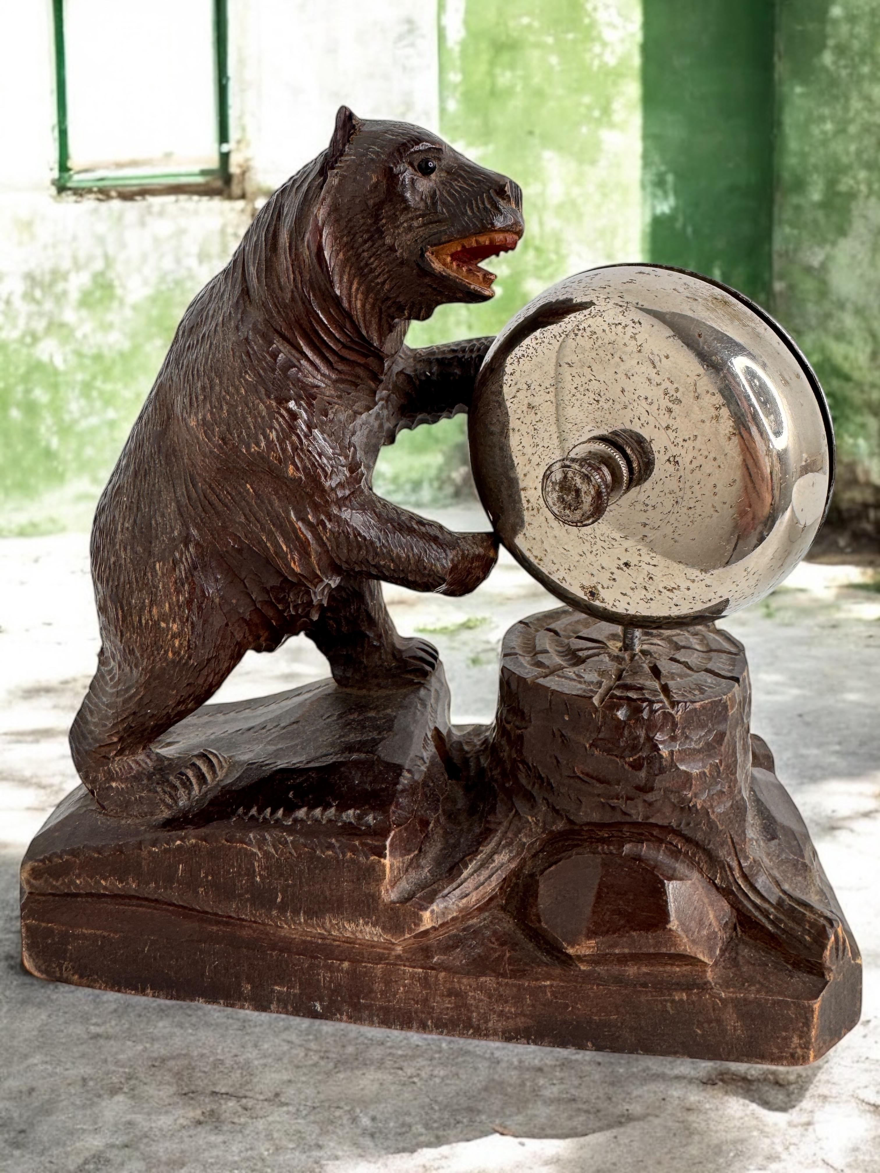 Statua di orso Folk Art Carved in legno, intagliata a mano, come campanello da tavolo. È un pezzo ideale per creare un ambiente adatto alla stanza di una Cabine o all'ufficio di un cacciatore o di un boscaiolo. Molto probabilmente si tratta di uno