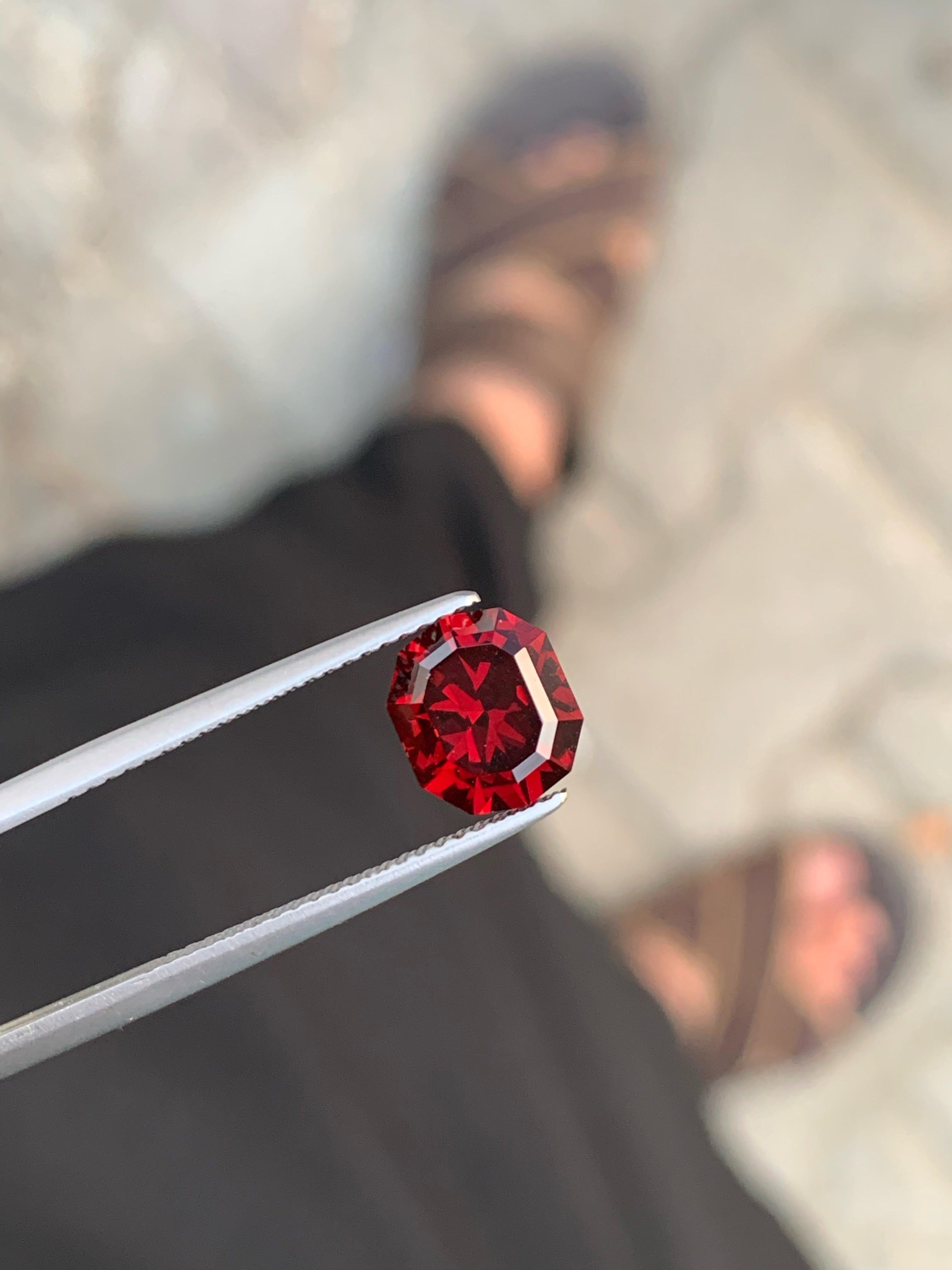 Schöner leuchtend roter natürlicher Granat Edelstein 2,80 Karat natürlicher Granat im Zustand „Neu“ im Angebot in Bangkok, TH