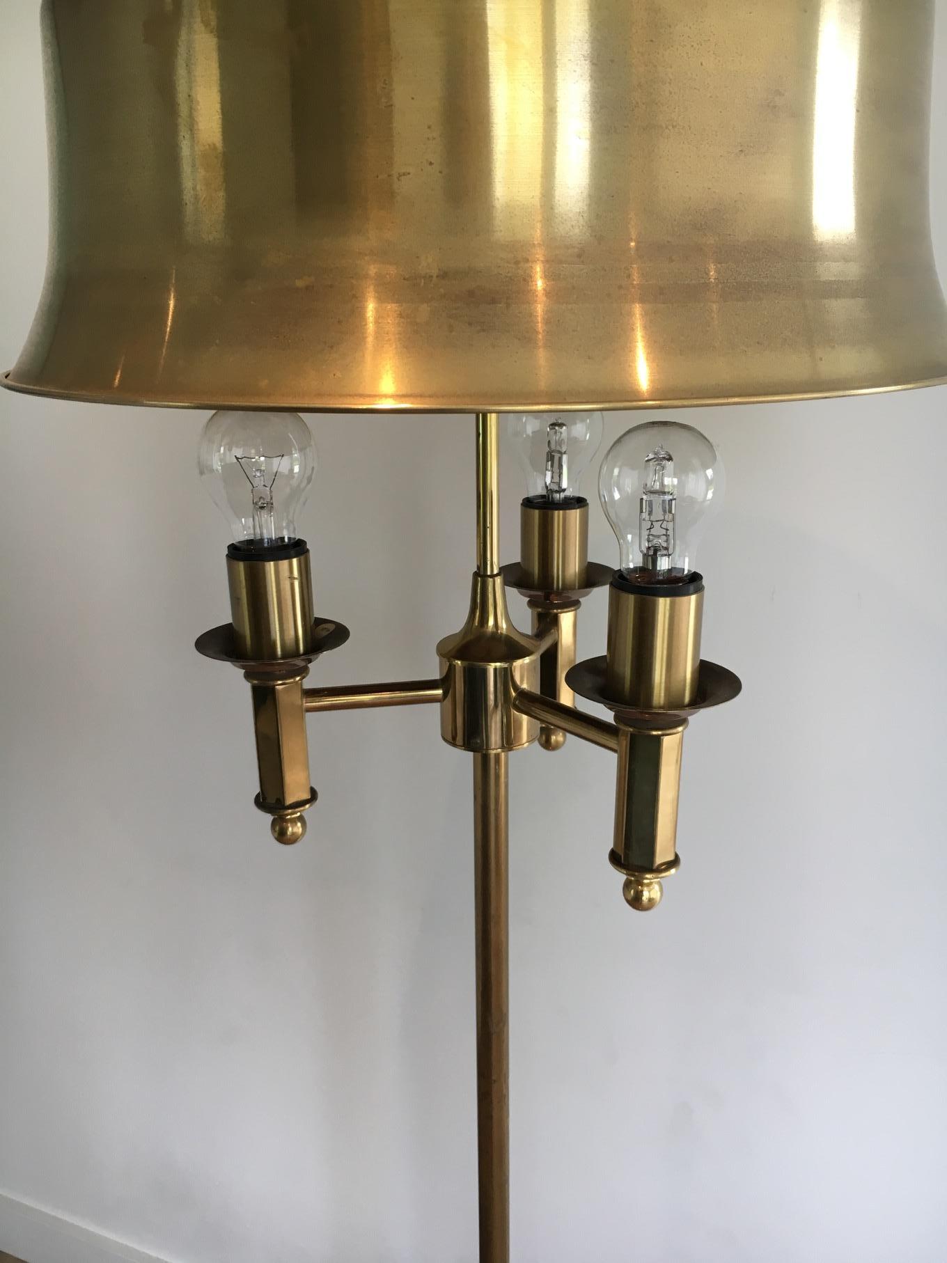 Schöne Stehlampe aus Bronze und Messing mit Messingschirm im Angebot 7
