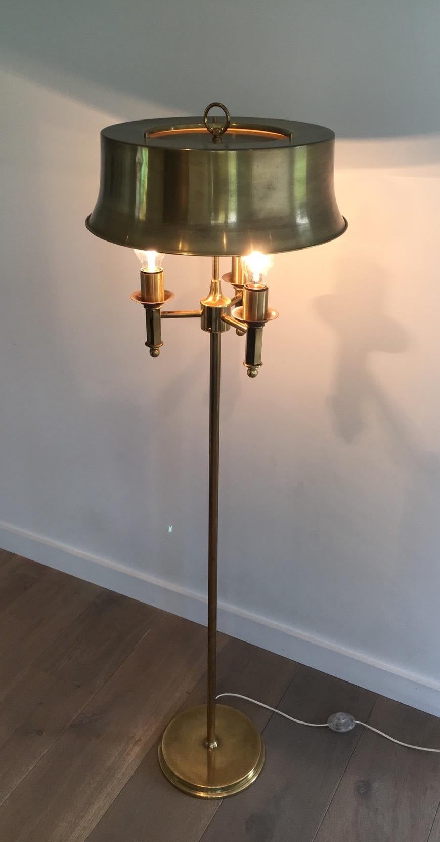 Schöne Stehlampe aus Bronze und Messing mit Messingschirm (Neoklassisch) im Angebot