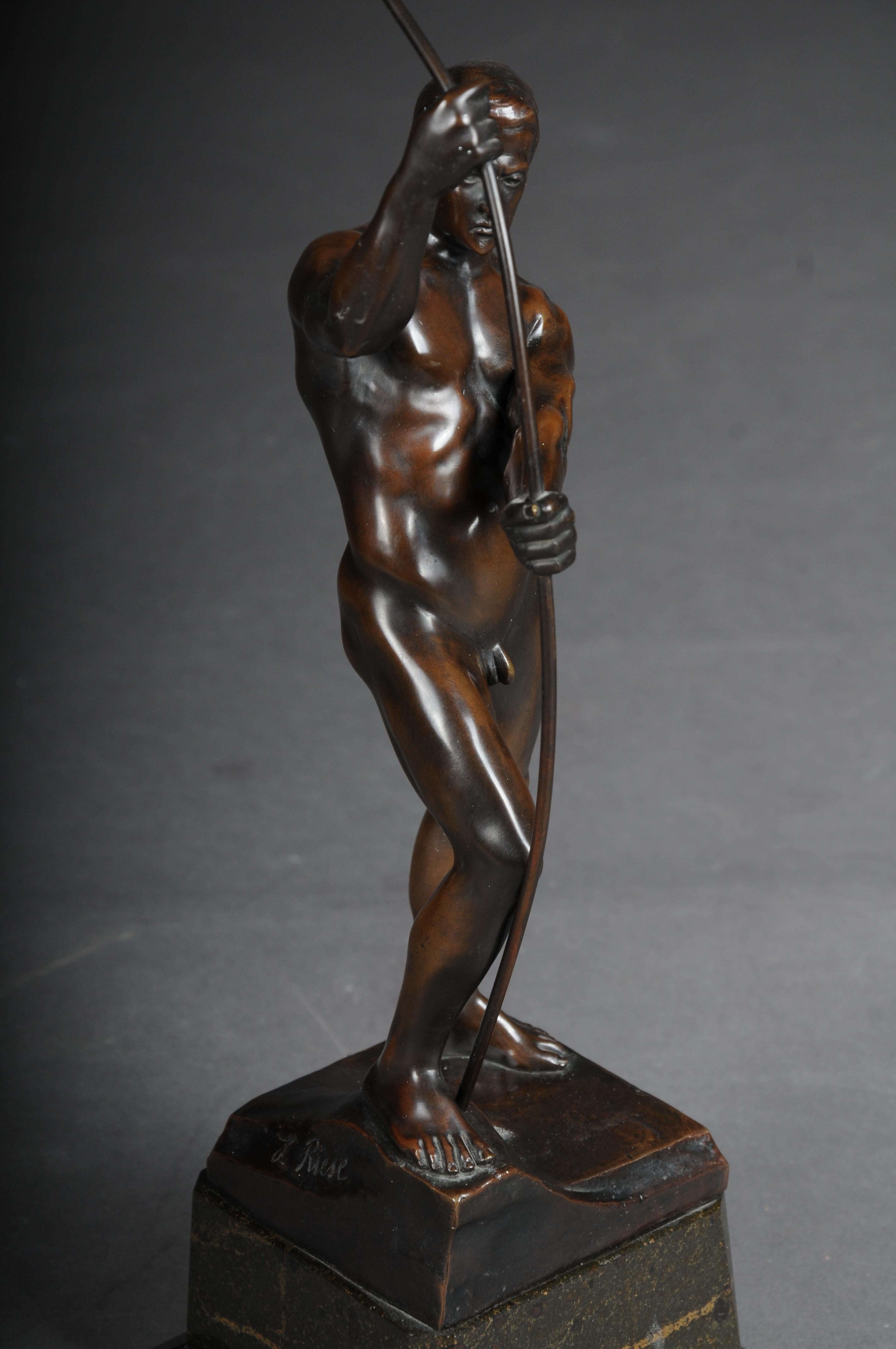 Beautiful Bronze Figure, the Bowman, Signed H. Riese, 20th Century In Good Condition For Sale In Berlin, DE
