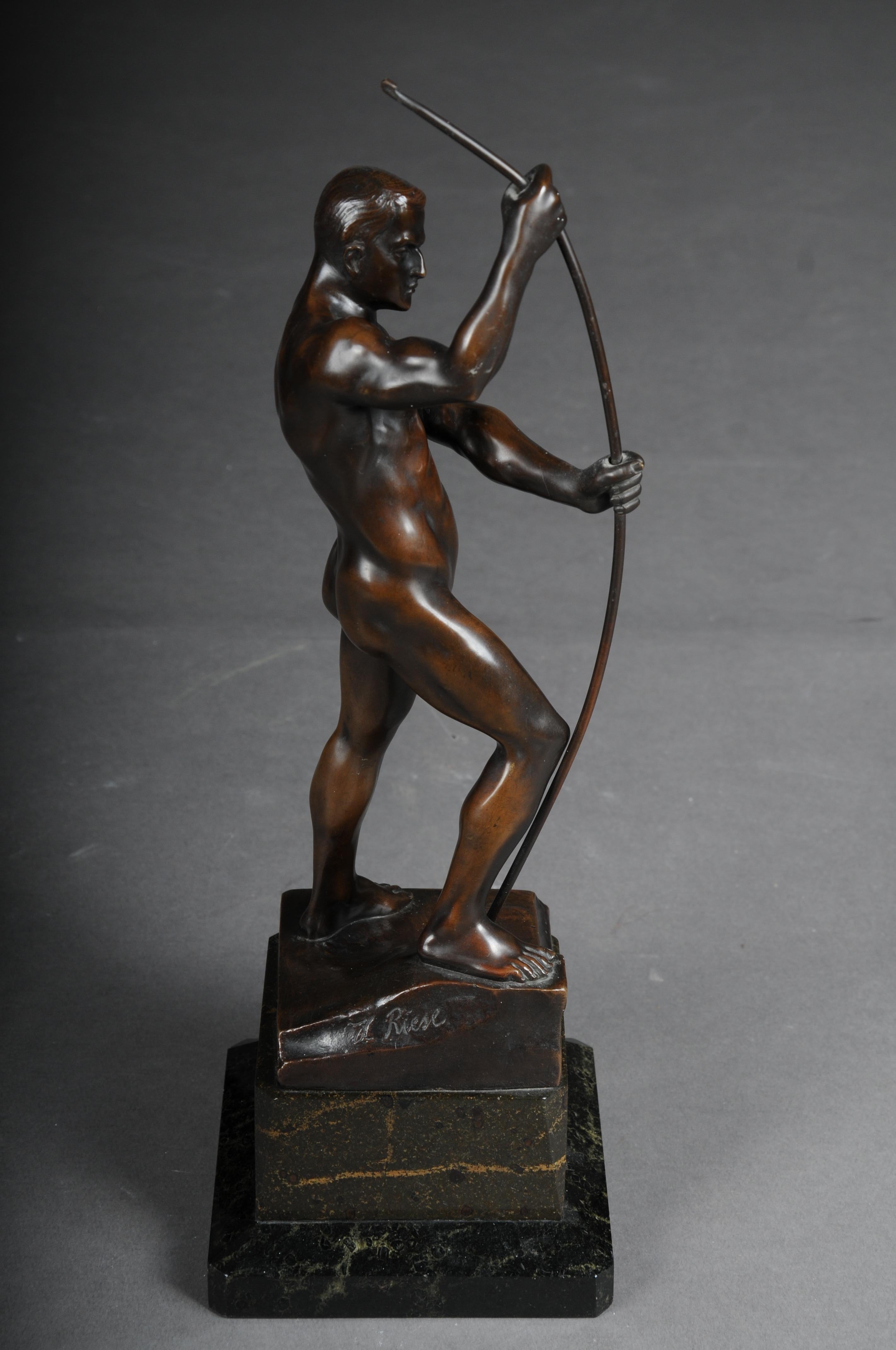 Beautiful Bronze Figure, the Bowman, Signed H. Riese, 20th Century For Sale 4