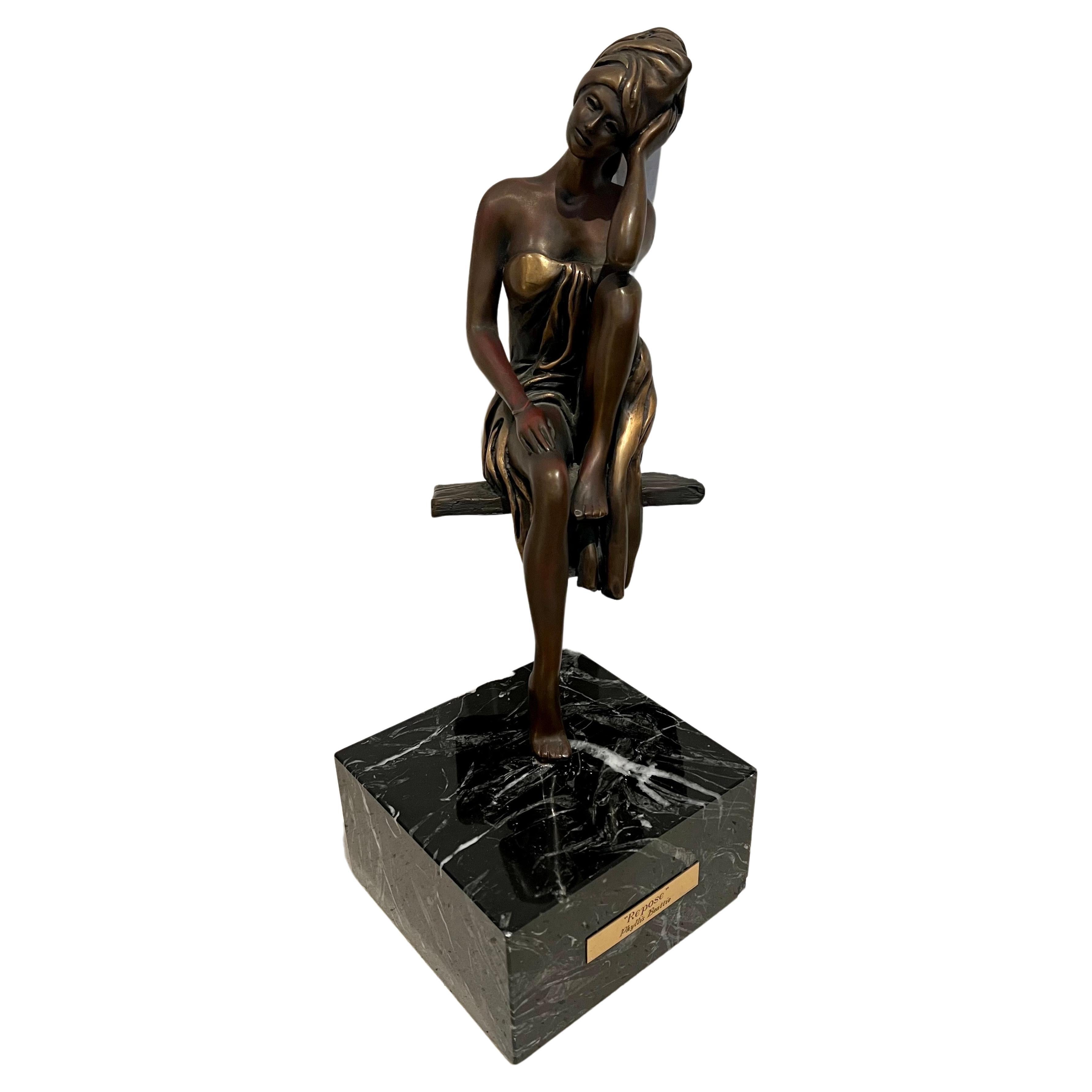 Américain Magnifique sculpture en bronze et marbre de Phyllis Beattie «pose ». en vente