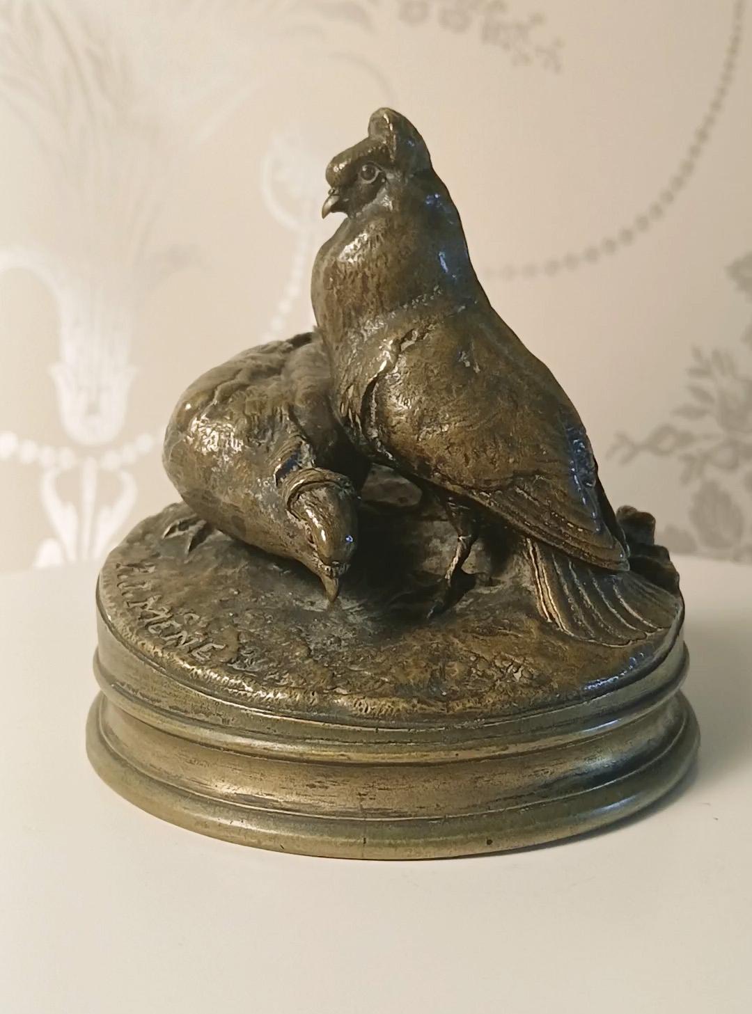 Precioso bronce de palomas gallo y gallina firmado Pierre-Jules Mêne (1810 - 1879). 

La pieza muestra una pátina de bronce apagada sobre detalles finos e intrincados. Una de las esculturas de Mêne más atractivas que he visto. Altura 11 cm.  La