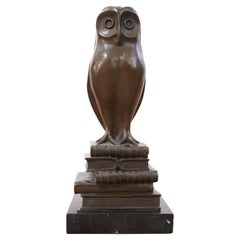 Magnifique hibou en bronze sur des livres