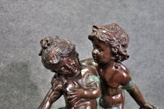 Schöne Bronzeskulptur eines Paares von spielenden Kindern