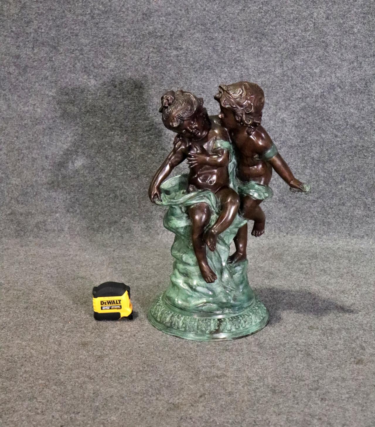 Schöne Bronzeskulptur eines Paares von spielenden Kindern  (Neoklassisches Revival) im Angebot