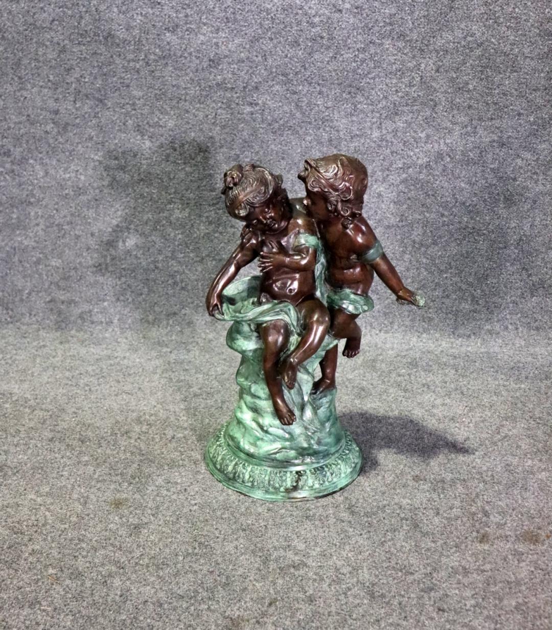 Schöne Bronzeskulptur eines Paares von spielenden Kindern  (Unbekannt) im Angebot