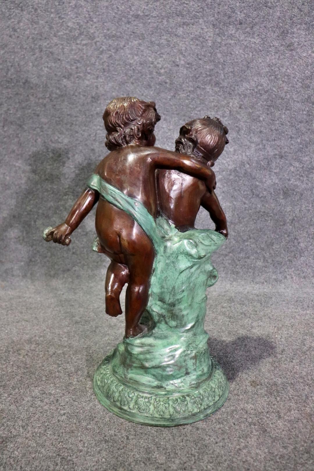 Fin du 20e siècle Magnifique sculpture en bronze représentant deux enfants jouant  en vente
