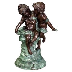 Schöne Bronzeskulptur eines Paares von spielenden Kindern 